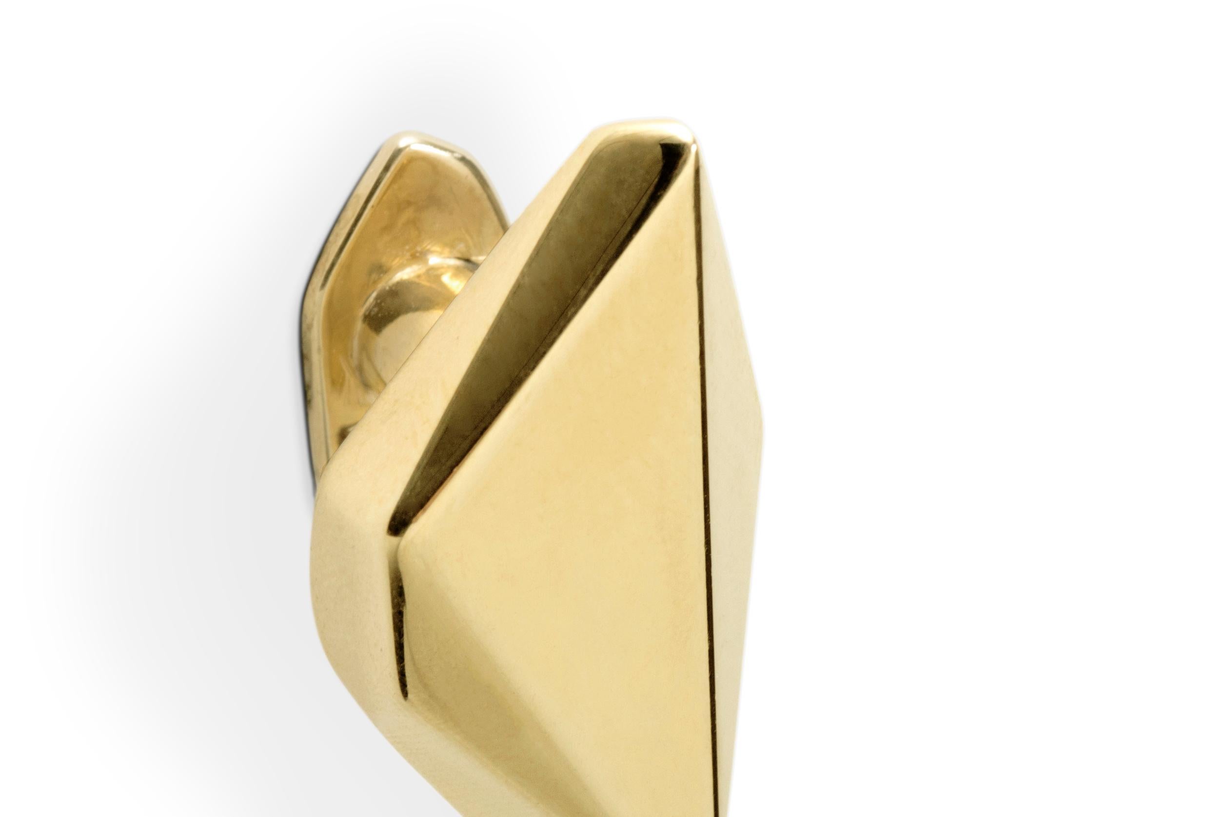 The world of diamonds was the key factor that led us to our furniture Drawer Handle Karat. Extravagant in its modern form and draws down the same state of purity and uniqueness a cut diamond does. Inspired by the fineness of precious metal, with the