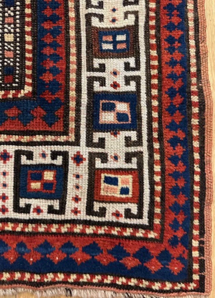

Tapis karatchoph kazak du sud-ouest du Caucase

Age : vers 1890

Taille : 6′.2″x3′.10″ (188×117 cm)

Deux octogones ivoires et un octogone rouge de style karatchoph kazakh se trouvent sur un champ tripartite aux coins en damier uniformes. Les