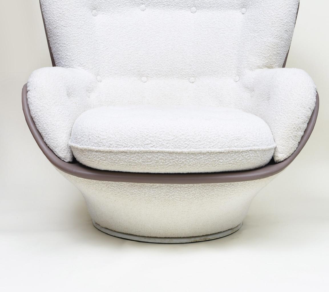 Mid-Century moderno Sedia Karate Airborne, Michel Cadestin White Boucle Fiberglass Chair, Francia, anni '70 in vendita