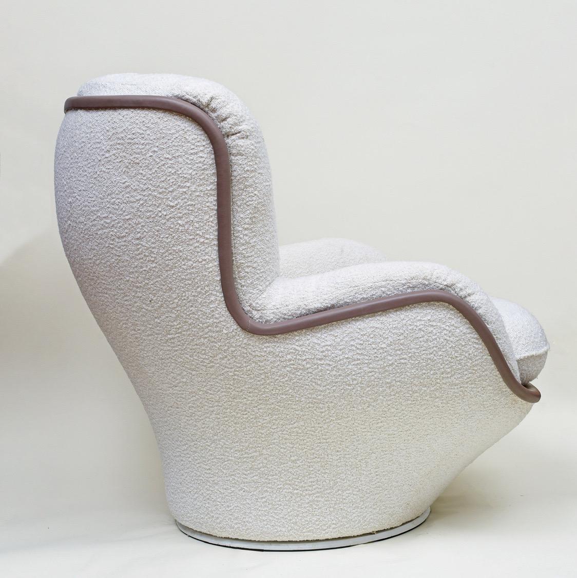 Francese Sedia Karate Airborne, Michel Cadestin White Boucle Fiberglass Chair, Francia, anni '70 in vendita