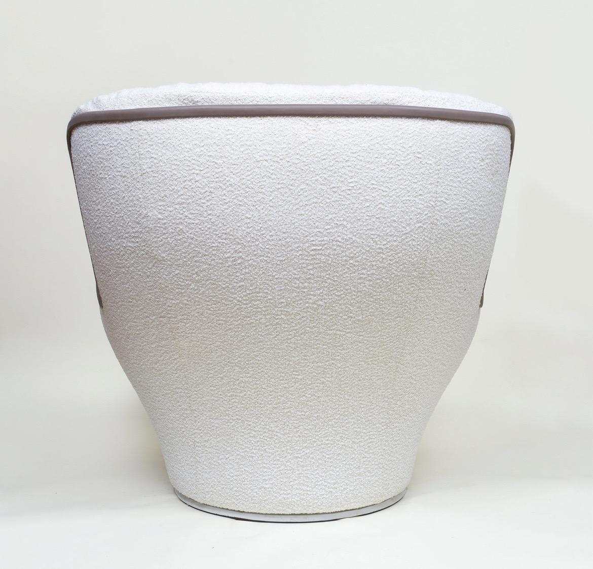Sedia Karate Airborne, Michel Cadestin White Boucle Fiberglass Chair, Francia, anni '70 In condizioni buone in vendita a New York, NY