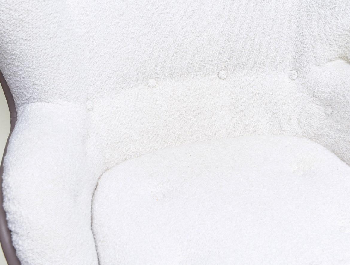 Pelle Sedia Karate Airborne, Michel Cadestin White Boucle Fiberglass Chair, Francia, anni '70 in vendita