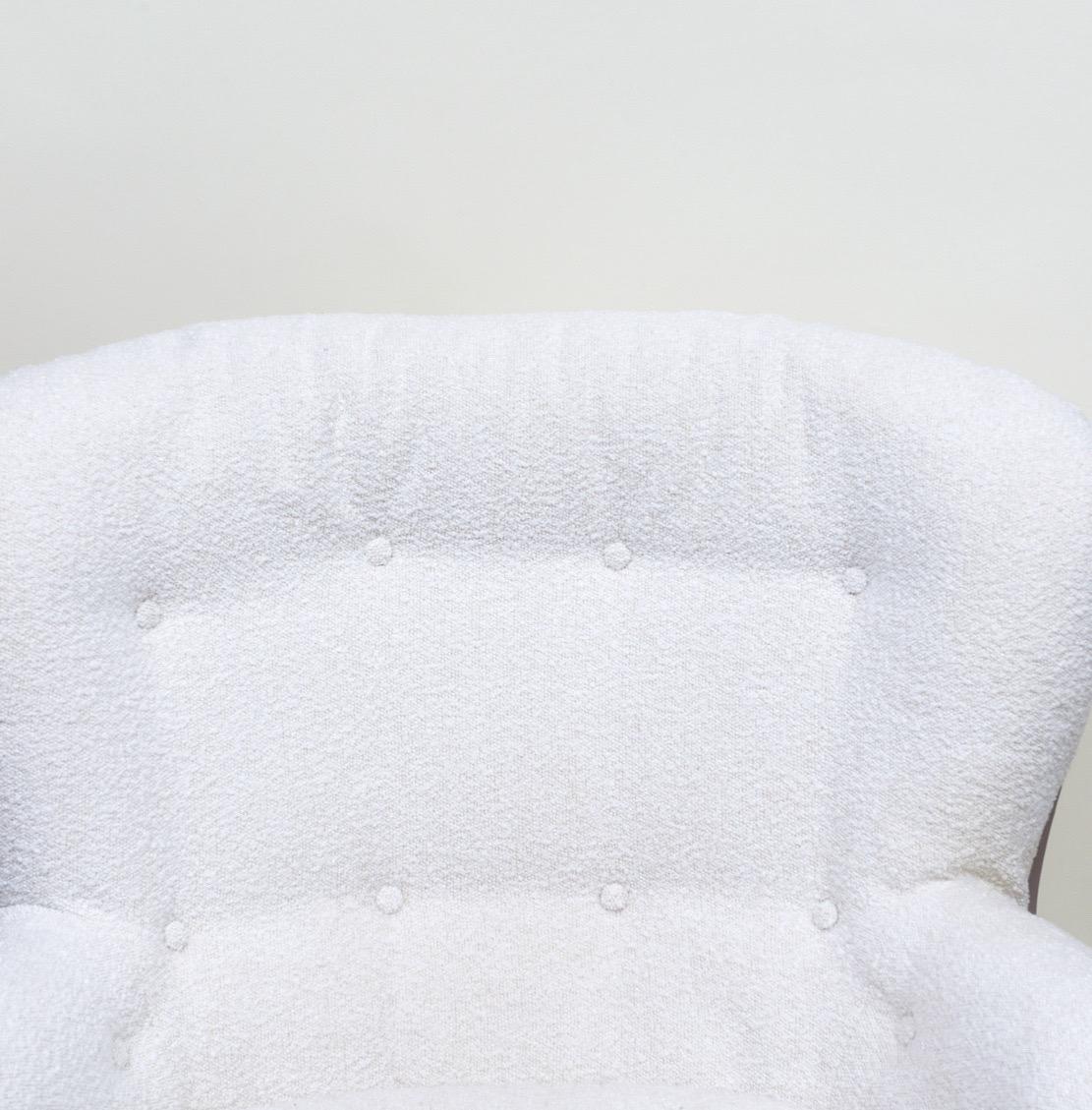 Sedia Karate Airborne, Michel Cadestin White Boucle Fiberglass Chair, Francia, anni '70 in vendita 1