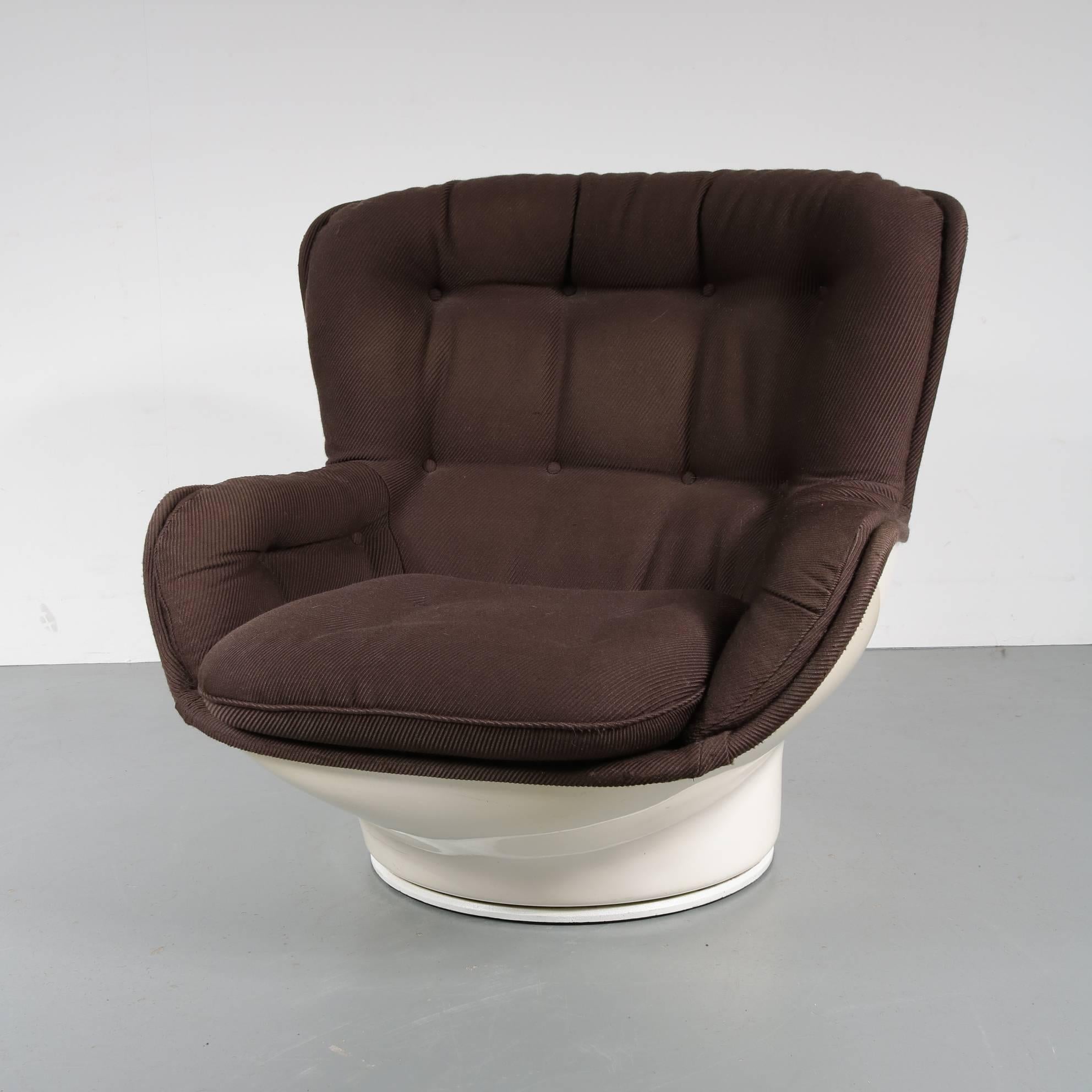 Une chaise Karate accrocheuse conçue par Michel Cadestin, fabriquée par Airborne en France vers 1970.

Cette chaise étonnante et rare est fabriquée en fibre de verre blanche de haute qualité avec le revêtement d'origine en velours côtelé brun.