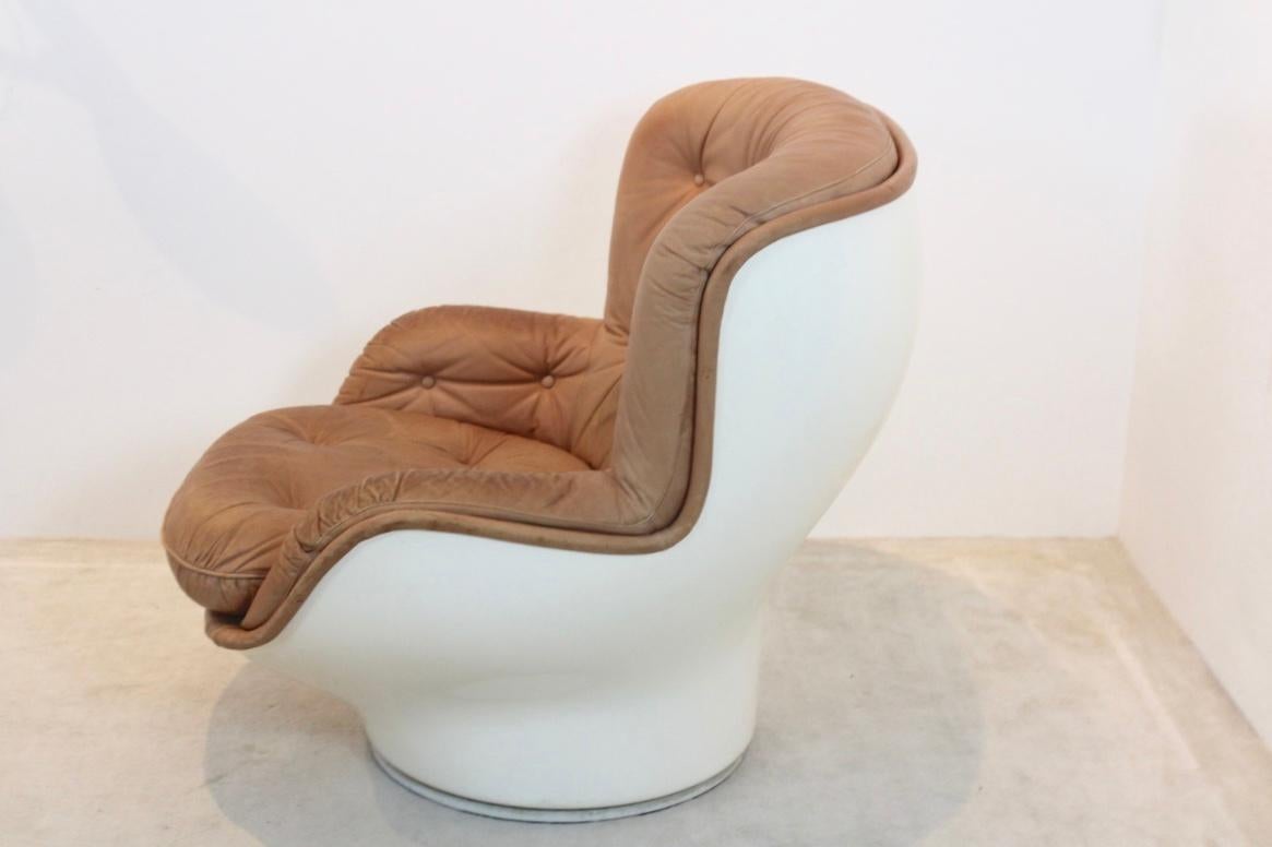 ‘Karate’ Lounge Chair in Fiberglass and Cognac Leather for Airborne Internationa 6