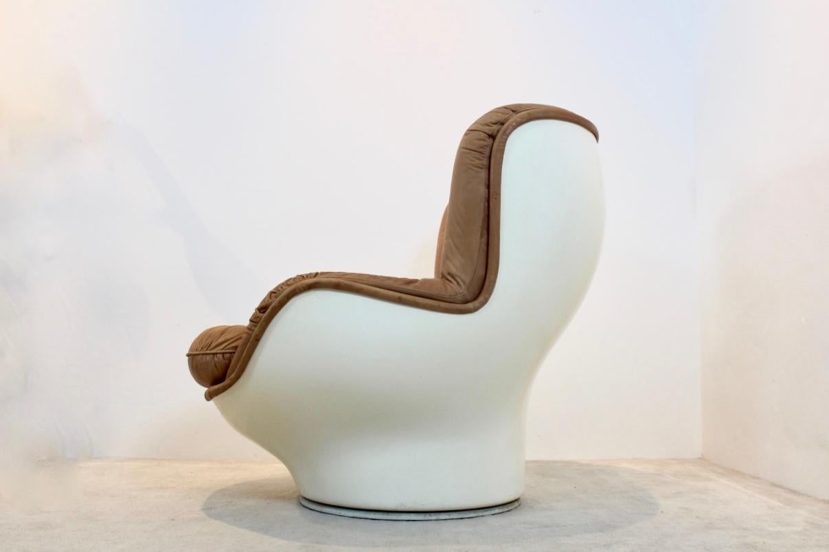 This iconic chair is designed by Michel Cadestin for the French furniture manufacturer Airborne International in the 1970s. Airborne International was situated in the city of Montreuilsous-Bois at that time and was a famous manufacturer with
