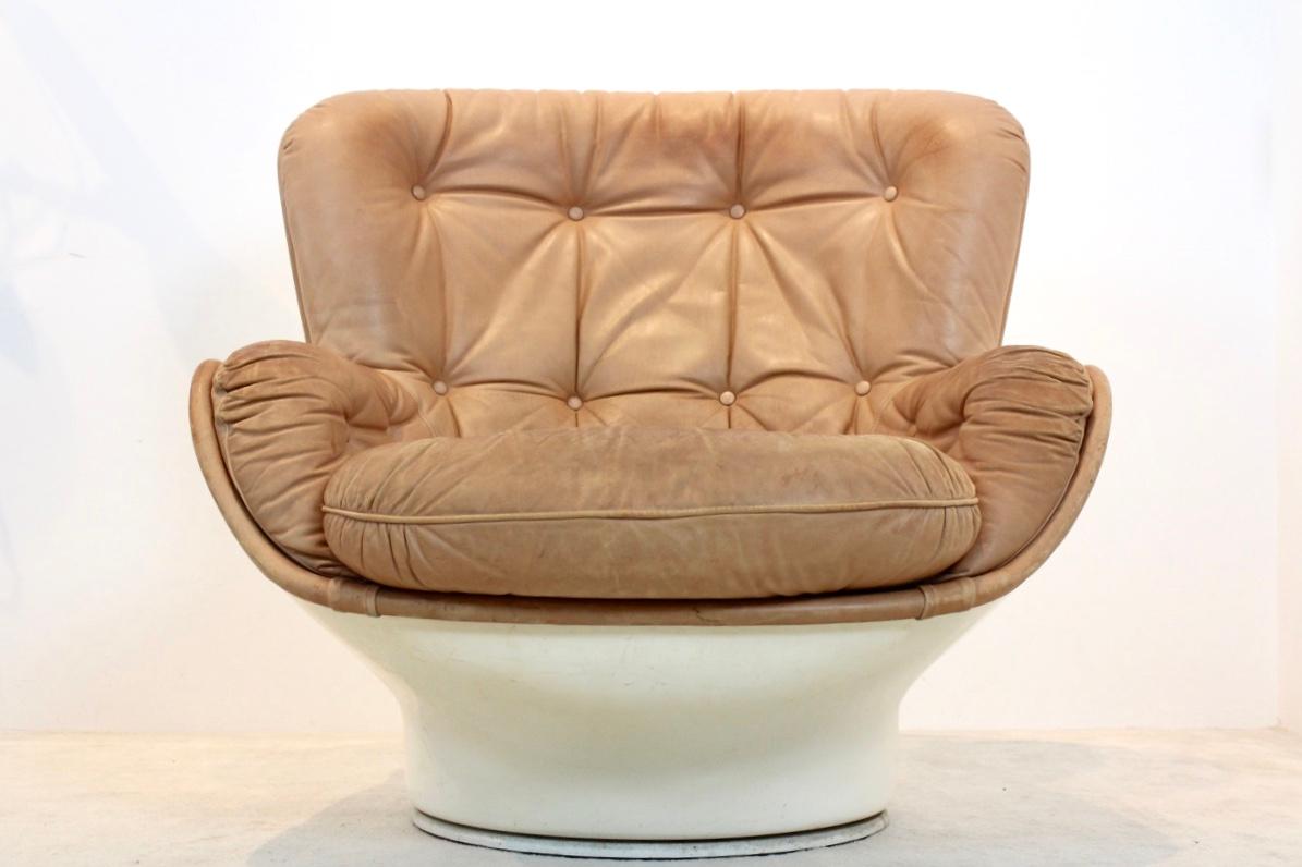 Mid-Century Modern ‘Karate’ Lounge Chair in Fiberglass and Cognac Leather for Airborne Internationa