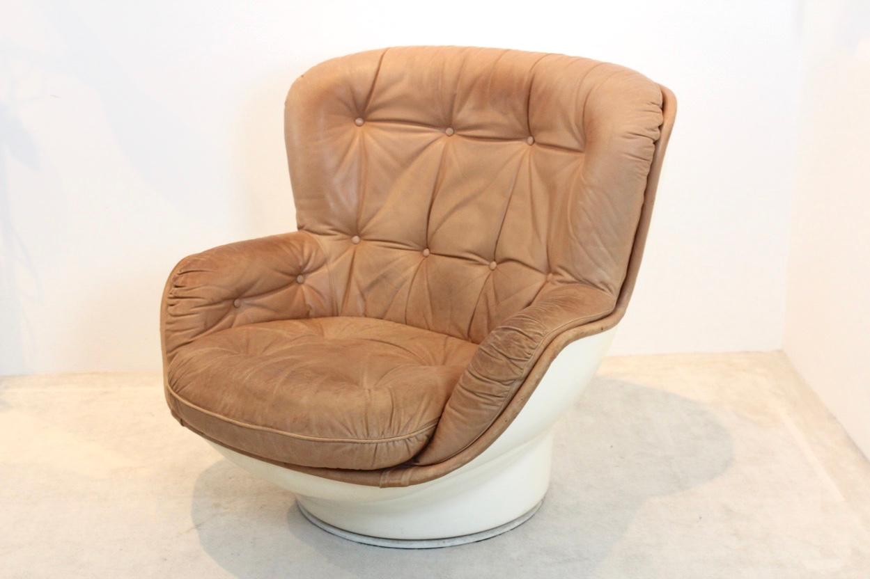 French ‘Karate’ Lounge Chair in Fiberglass and Cognac Leather for Airborne Internationa