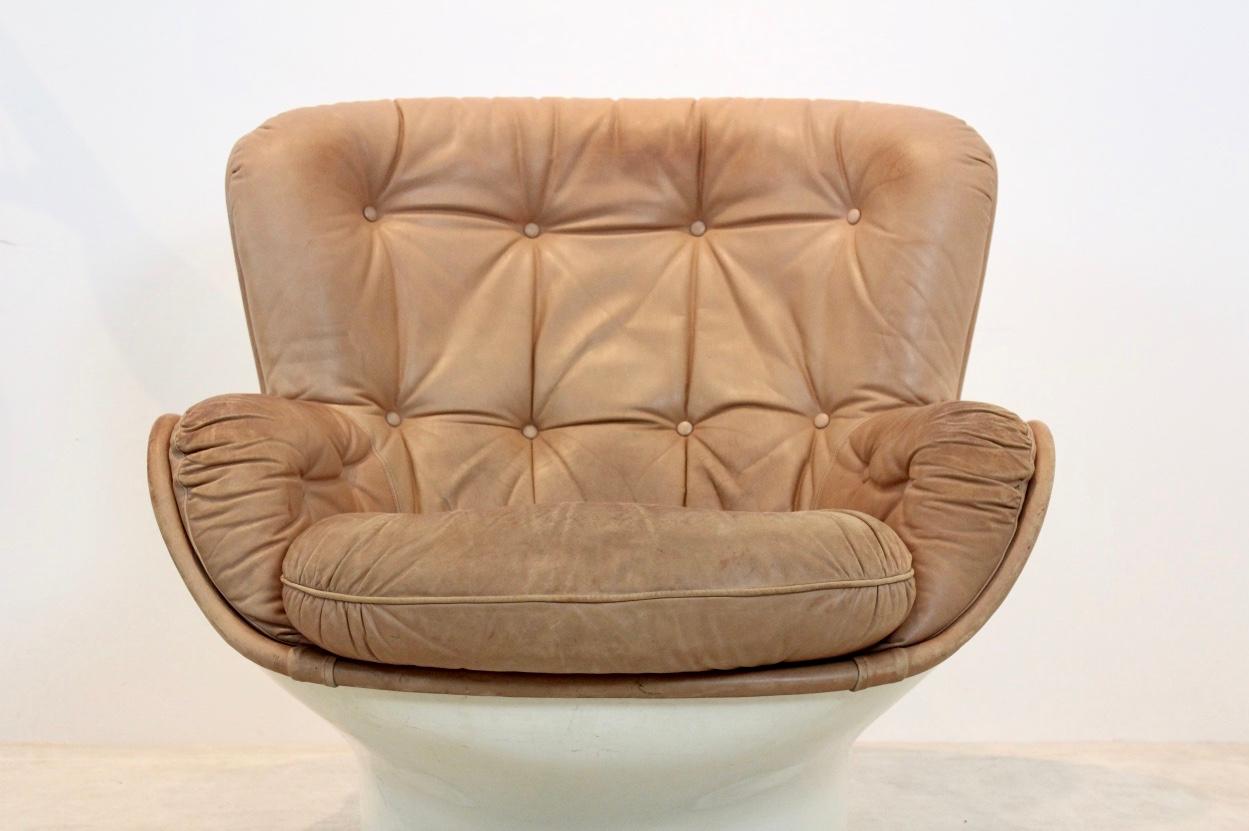 ‘Karate’ Lounge Chair in Fiberglass and Cognac Leather for Airborne Internationa In Good Condition In Voorburg, NL