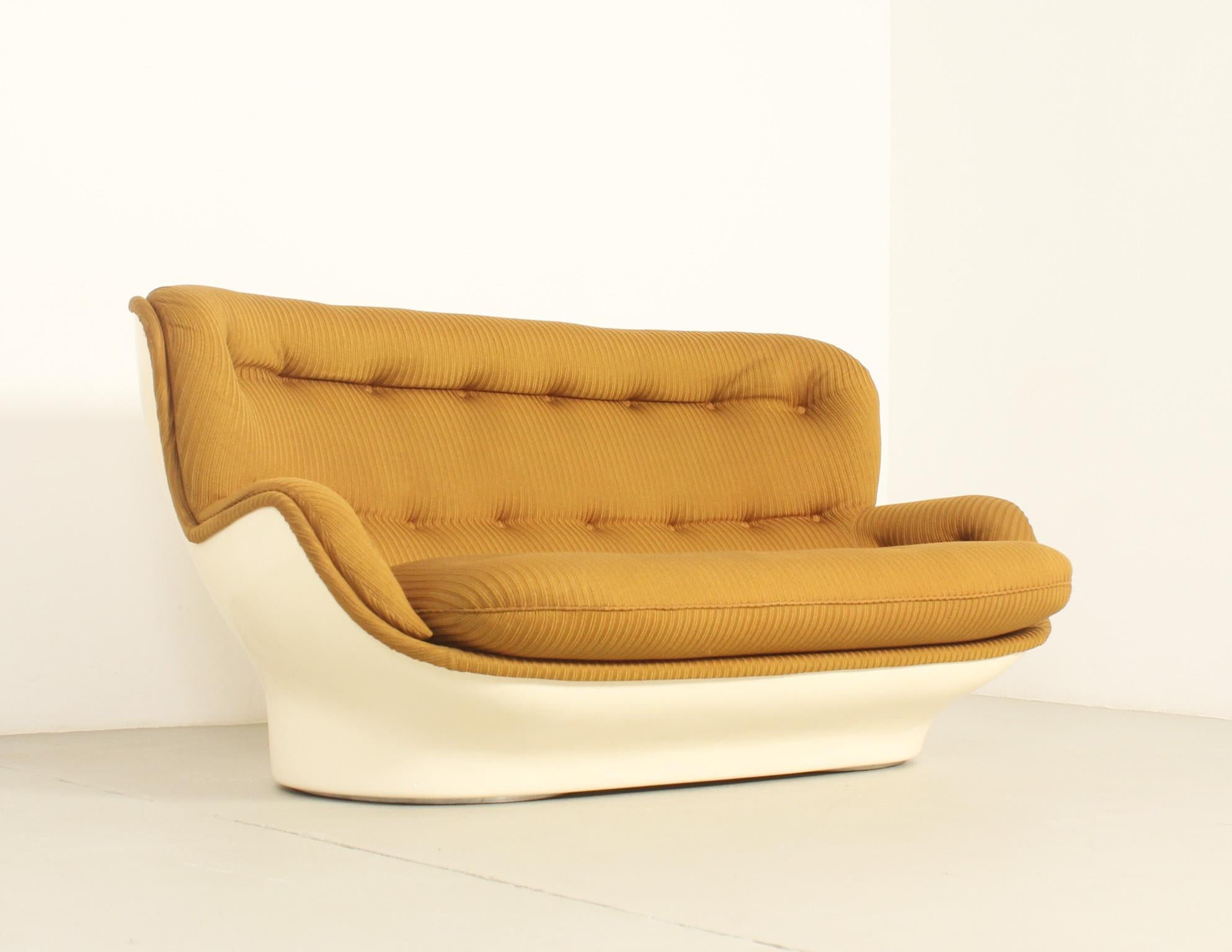 Karate-Sofa, entworfen in den 1970er Jahren von Michel Cadestin für Airborne, Frankreich. Schale aus geformtem Fiberglas, gepolstert mit Originalstoff und losem Sitzkissen. 