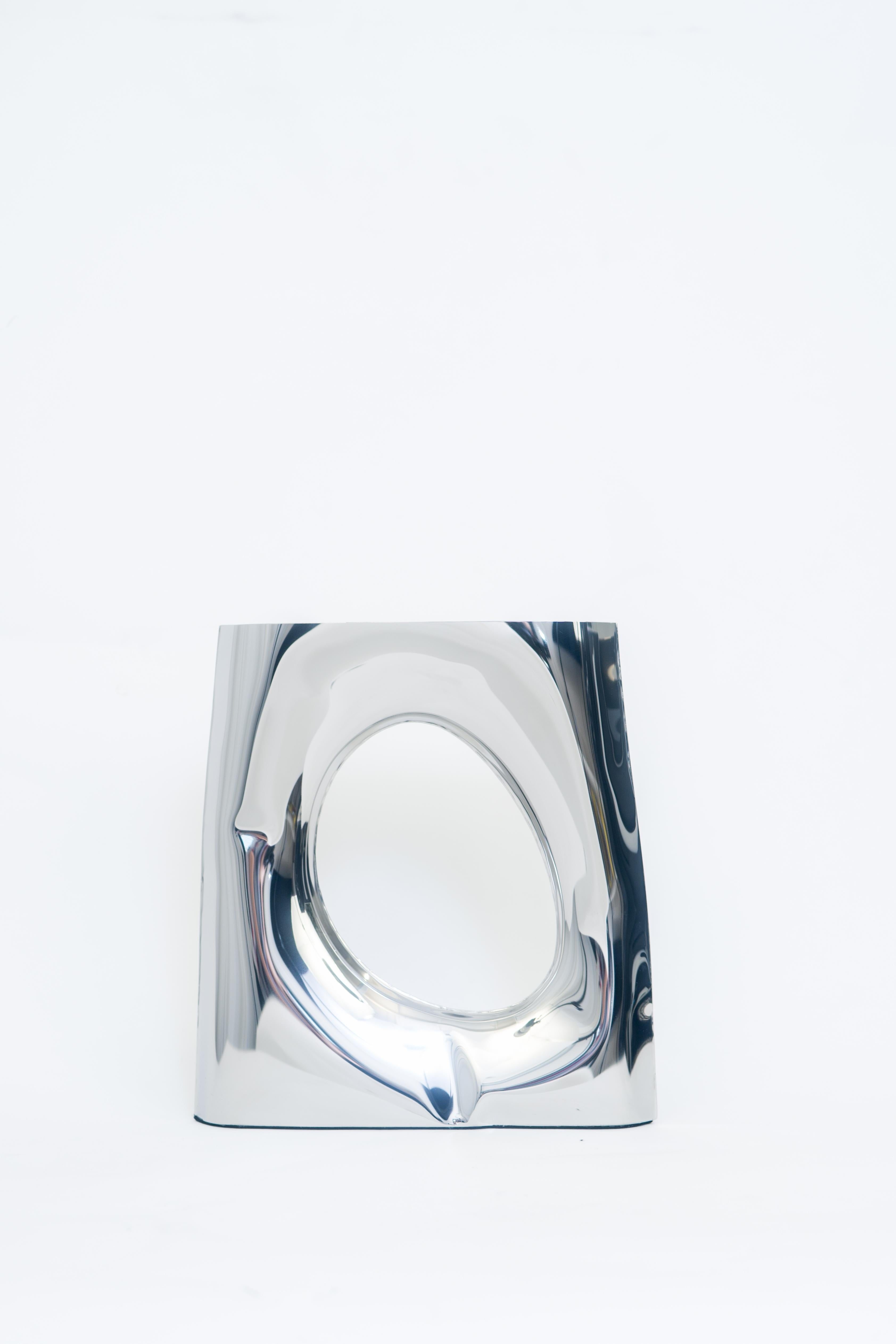 Vase Karava de Zieta
Dimensions : H 30 x L 30 x P 6 cm.
MATERIAL : acier inoxydable poli.

Forme d'expression trapézoïdale Les vases Karava introduisent une narration géométrique inspirante dans les intérieurs, modifiant les normes d'exposition