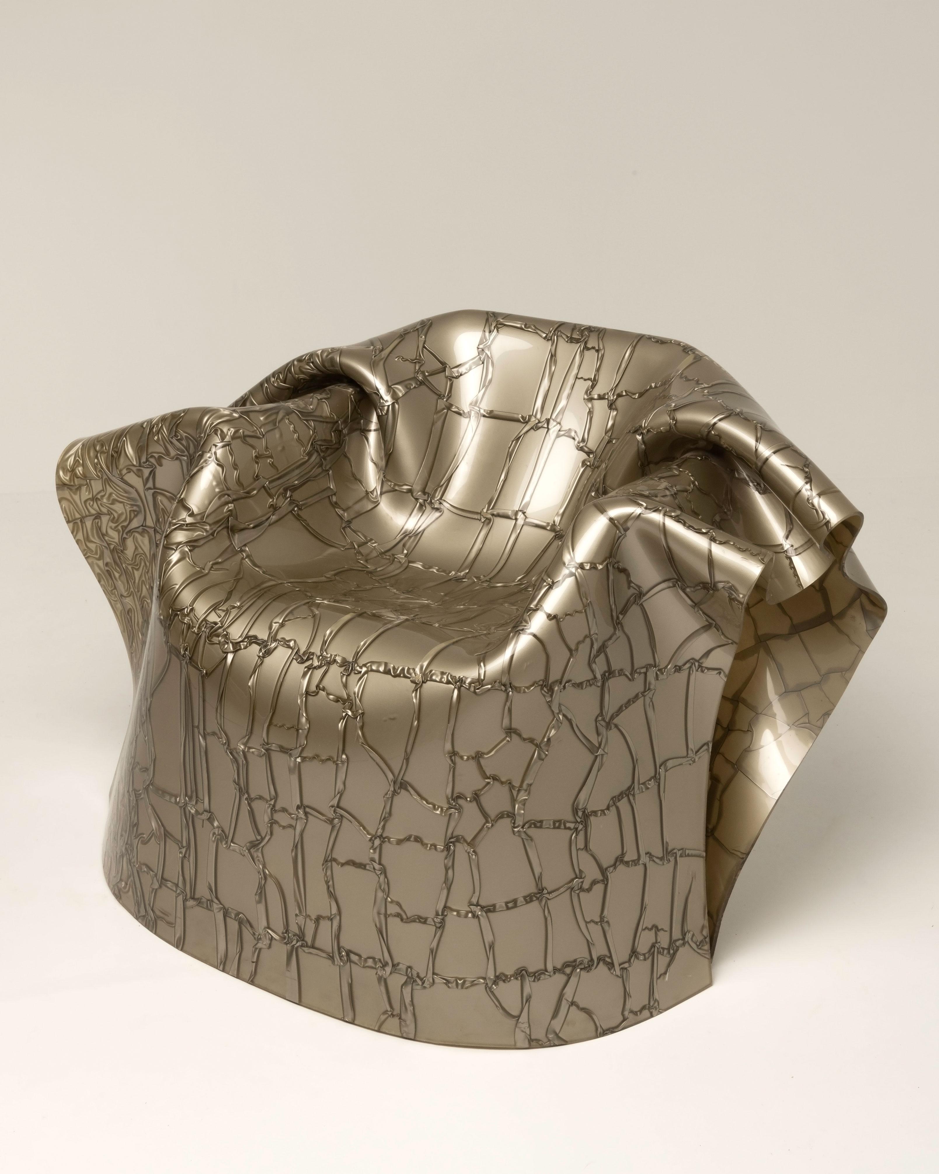 Esta tumbona fue fabricada por Karavco, una empresa de muebles y accesorios de tapicería. Desarrollaron un nuevo material, el panel Karavco, que utilizaron para crear prototipos de varias tumbonas, incluida ésta. Las sillas se moldean manualmente,
