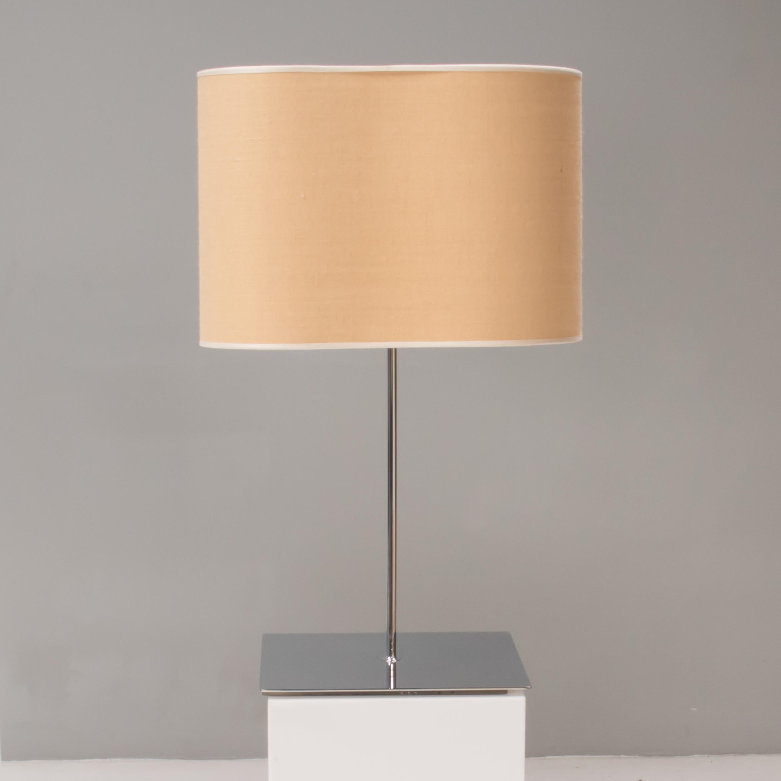 Conçue par Enrico Franzoloni pour Karboxx, la lampe de table Peggy est un fantastique exemple de design moderne.

Avec une base carrée en métal chromé et un pied tubulaire, les lampes de table sont dotées d'abat-jours en toile de jute naturelle à la