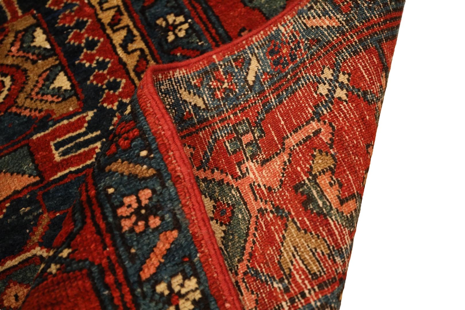 Alfombra Antigua Kareje, Azul Rojo Marfil - 5 x 6 en Bueno estado para la venta en New York, NY