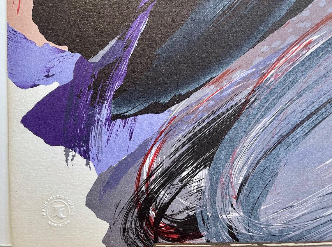 HAPPY BATTLE Lithographie signée, visages abstraits, beige violet rouge gris bleu noir - Gris Portrait Print par Karel Appel