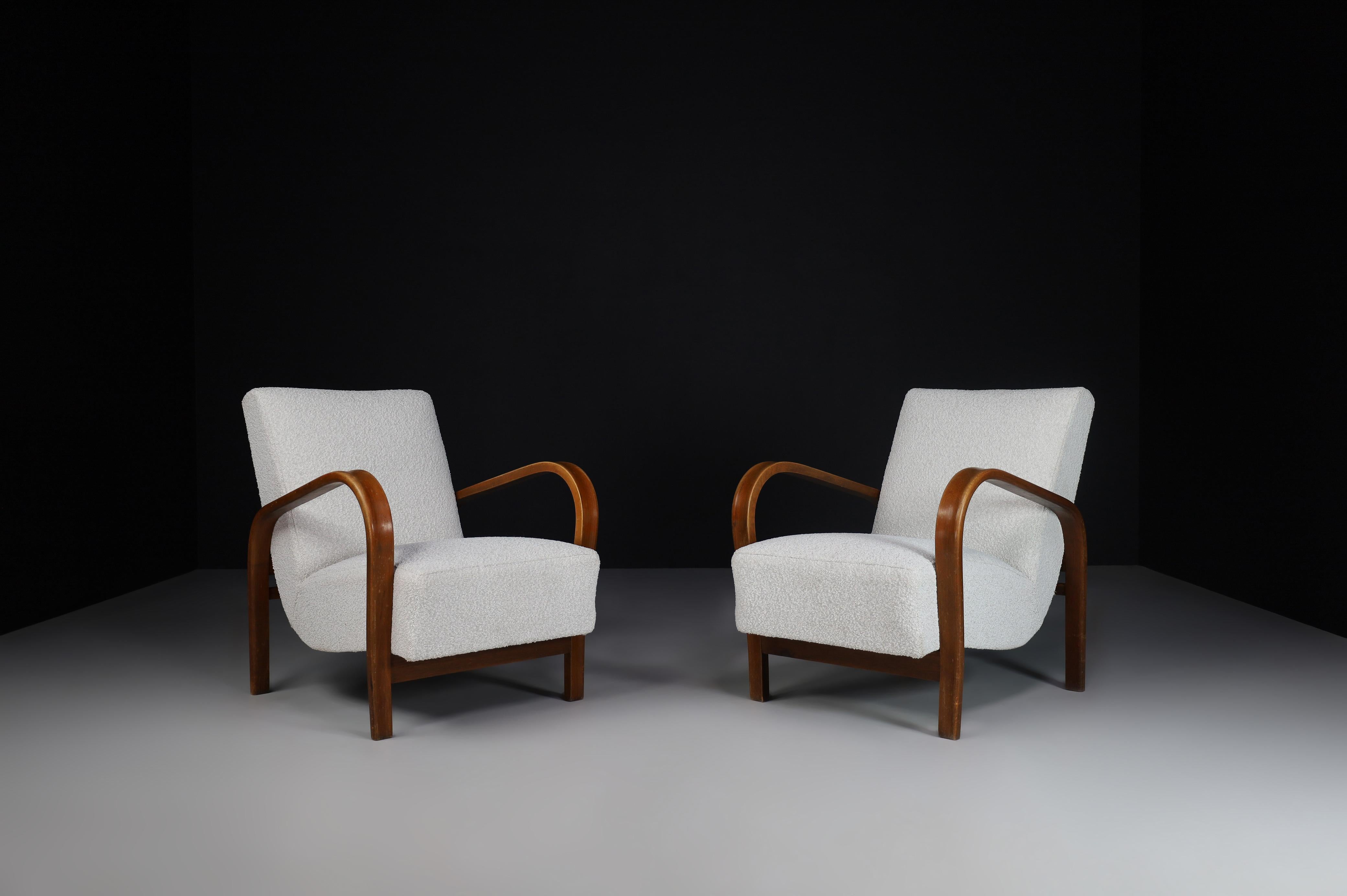 Karel Koželka & Antonín Kropácek Bentwood Armchairs.

These iconic set chairs from Czechia, circa 1940, designed by By Karel Koželka & Antonín Kropácek, are a benchmark for midcentury design in Central Europe. A simple and elegant geometry