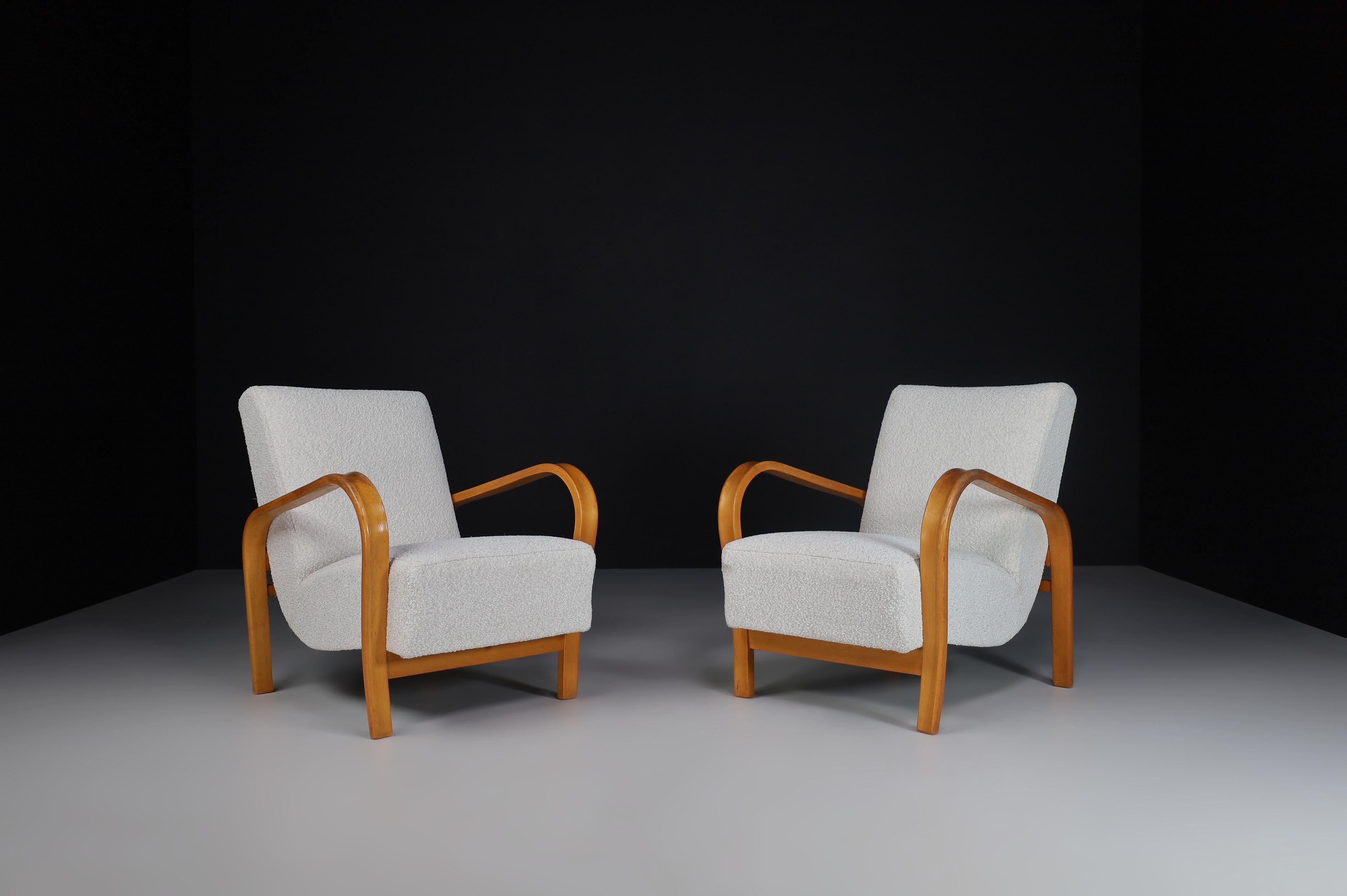 Karel Koželka & Antonín Kropáček Fauteuils en bois courbé.

Ces chaises iconiques de Tchécoslovaquie, datant de 1940, conçues par Karel Koželka et Antonín Kropáček, sont une référence pour le design du milieu du siècle en Europe centrale. Une