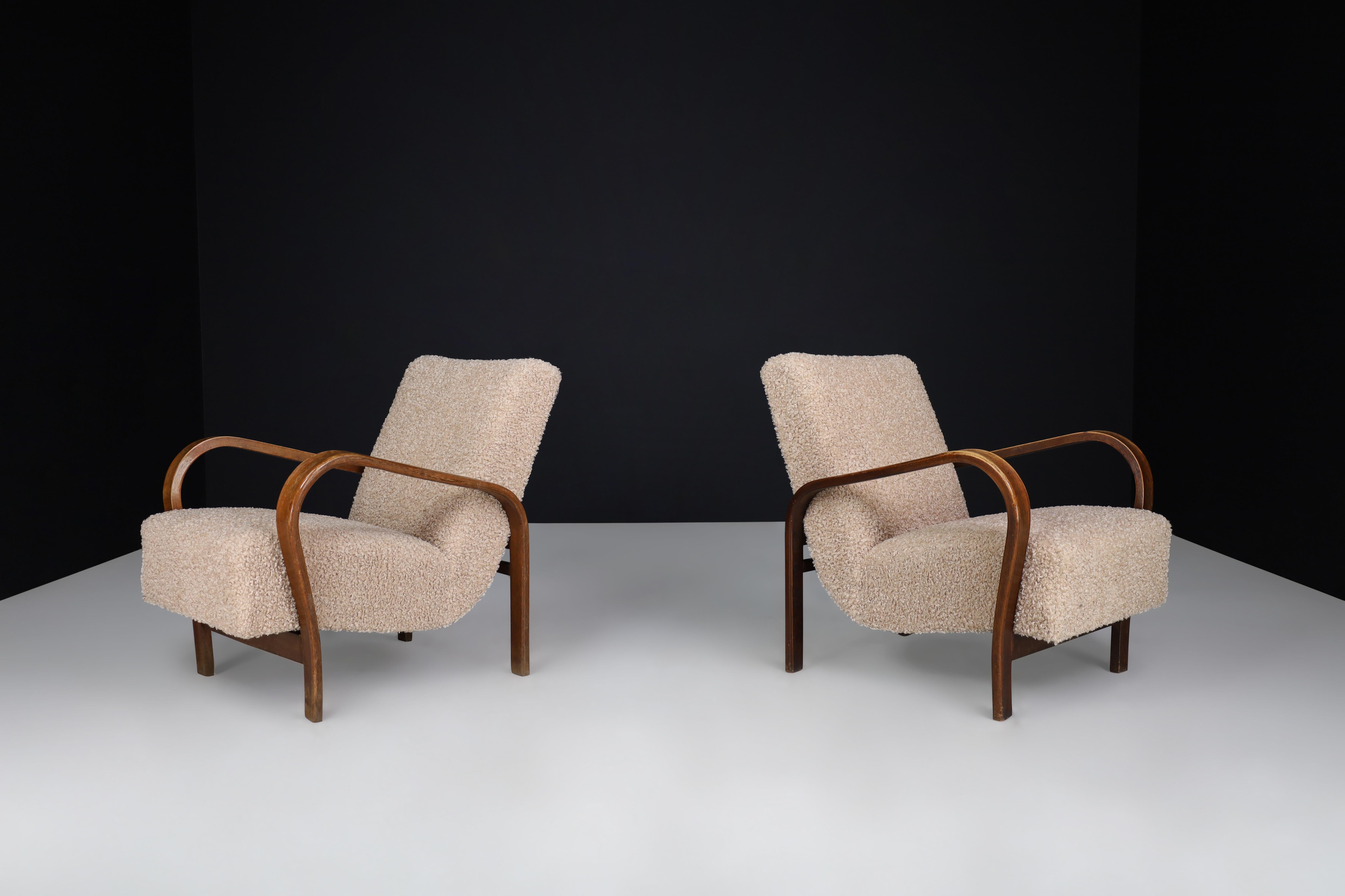 Karel Koželka & Antonín Kropáček re-upholstered bentwood Armchairs, Czechia 1940

We offer re-upholstered Karel Koželka & Antonín Kropáček bentwood armchairs, originally designed in Czechia circa 1940. These iconic chairs are a benchmark for