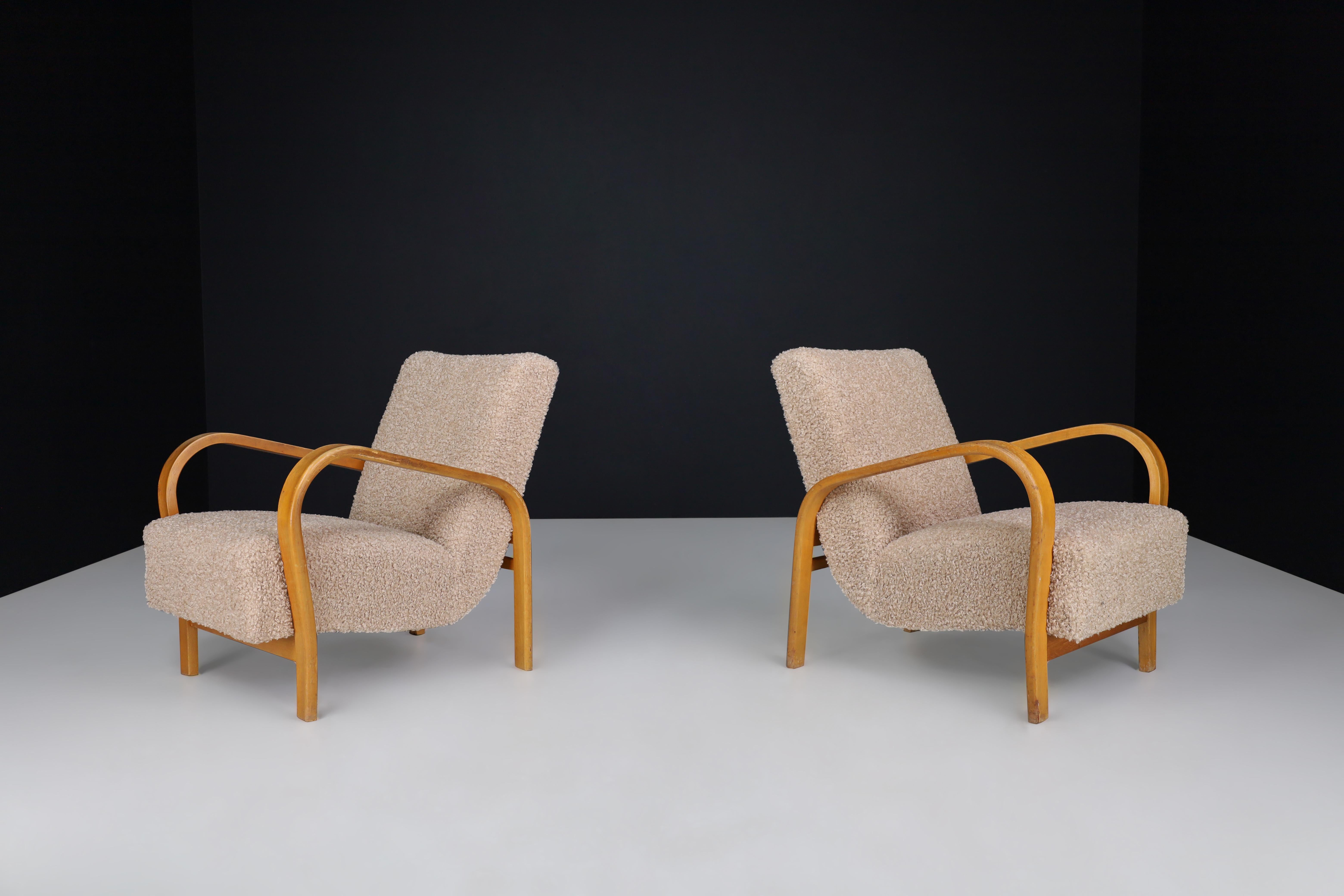 Karel Koželka & Antonín Kropáček, fauteuils en bois courbé rembourrés, Tchécoslovaquie, 1940

Nous proposons des fauteuils en bois courbé de Karel Koželka et Antonín Kropáček, conçus à l'origine en Tchécoslovaquie vers 1940, qui ont été retapissés.