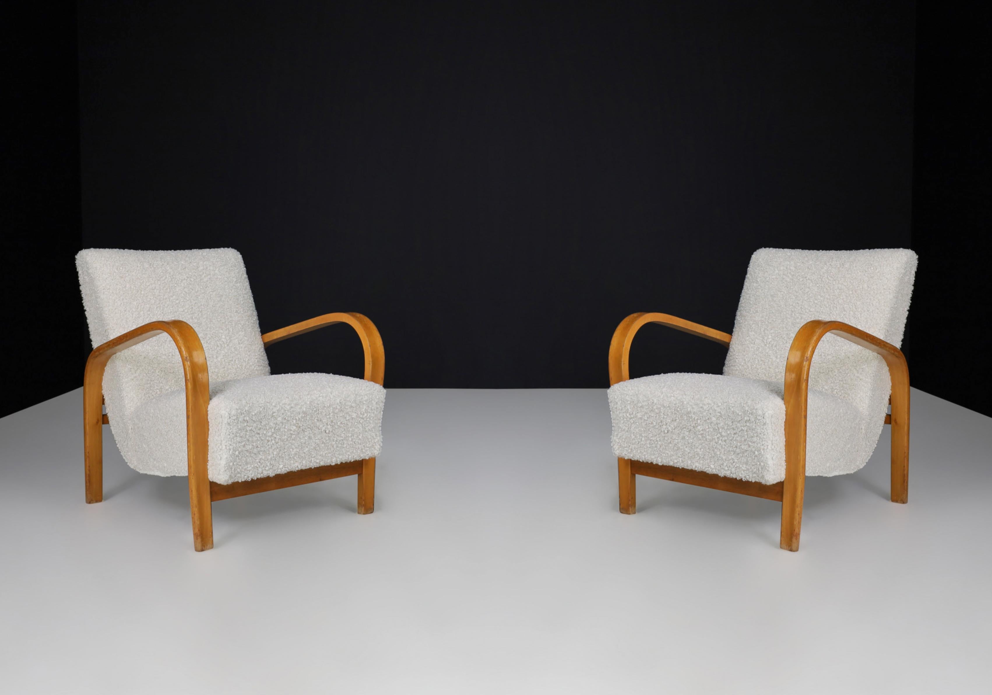Karel Koželka & Antonín Kropáček re-upholstered bentwood Armchairs, Czechia 1940

We offer re-upholstered Karel Koželka & Antonín Kropáček bentwood armchairs, originally designed in Czechia circa 1940. These iconic chairs are a benchmark for