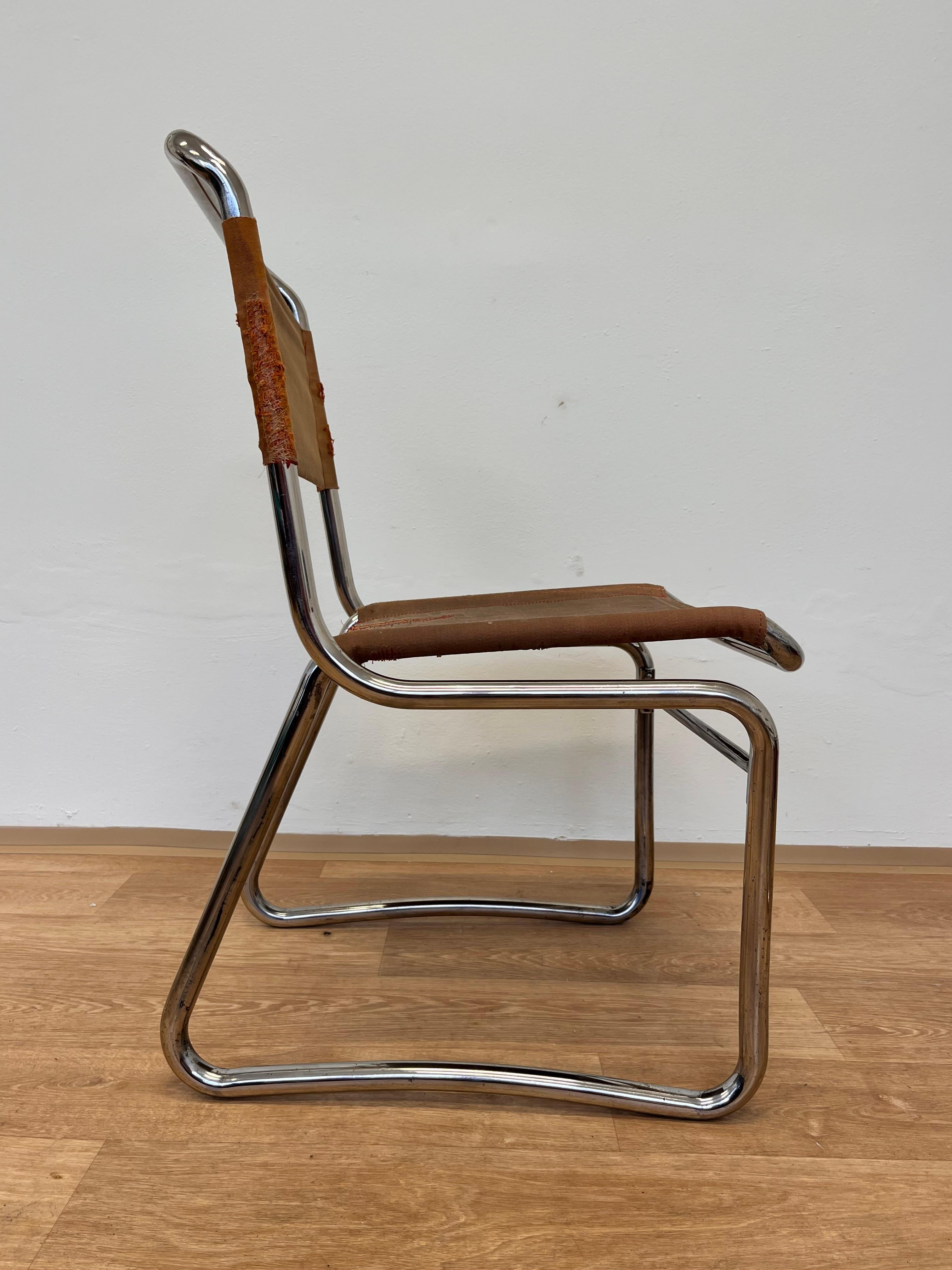 - 1930s
- Designer: Karel Ort
- creatore: Hynek Gottwald ( pubblicato in letteratura)
- Buone condizioni, assolutamente originali, tessuto originale in isengarn/ferro (riparato)
- cromato in ottime condizioni con patina, lucidato in modo