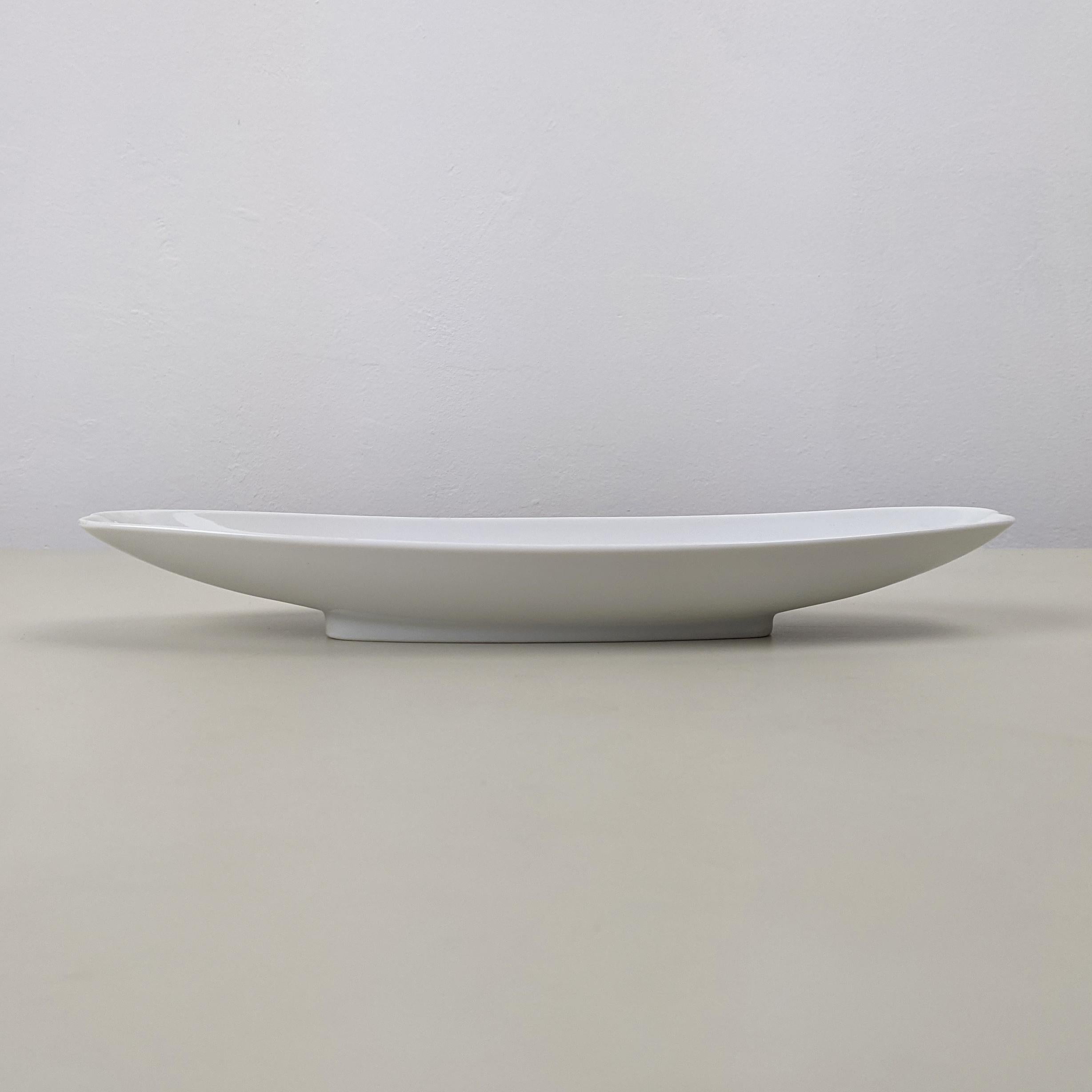 Tapio Wirkkala for Rosenthal, c. 1970
‘Karelia’ leaf-pattern dish

White porcelain
Very good condition with only very minor marks

Dimensions, approx..:
lenght 28cm, width 9cm, height 3.7cm, weight 250g.