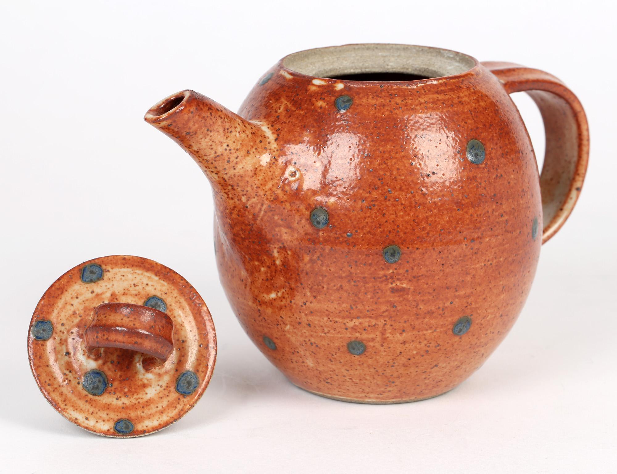 Studio Pottery Karen Wood Woods con coperchio e design a macchie smaltate di colore rosso in vendita 6