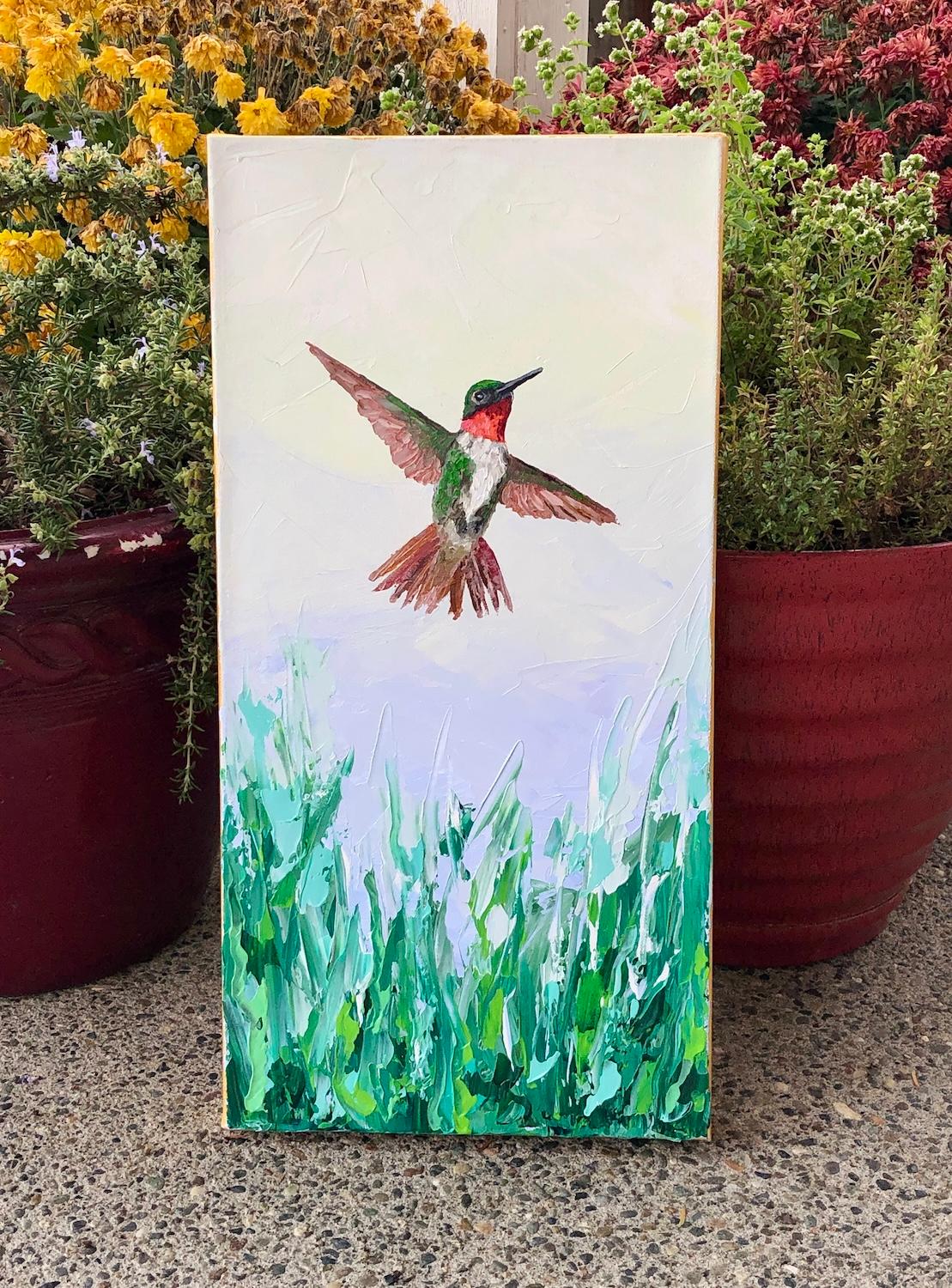 <p>Kommentare des Künstlers<br />Ein Kolibri schwebt in der Luft, sein juwelenfarbenes Gefieder hebt sich vom pastellfarbenen Himmel ab. Lebendige Grashalme ragen von unten auf. Bei dieser Szene ließ sich die Künstlerin Karen Barton von den Vögeln