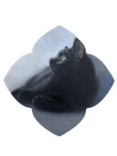 Cat se reposant tranquillement dans un entourage de jolis panneaux fleuris entourés de rêveurs
