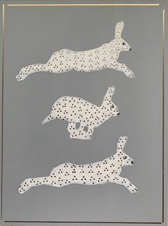 Peinture de lapin contemporaine encadrée grise Le Lapin Gambade I de Karen Blair