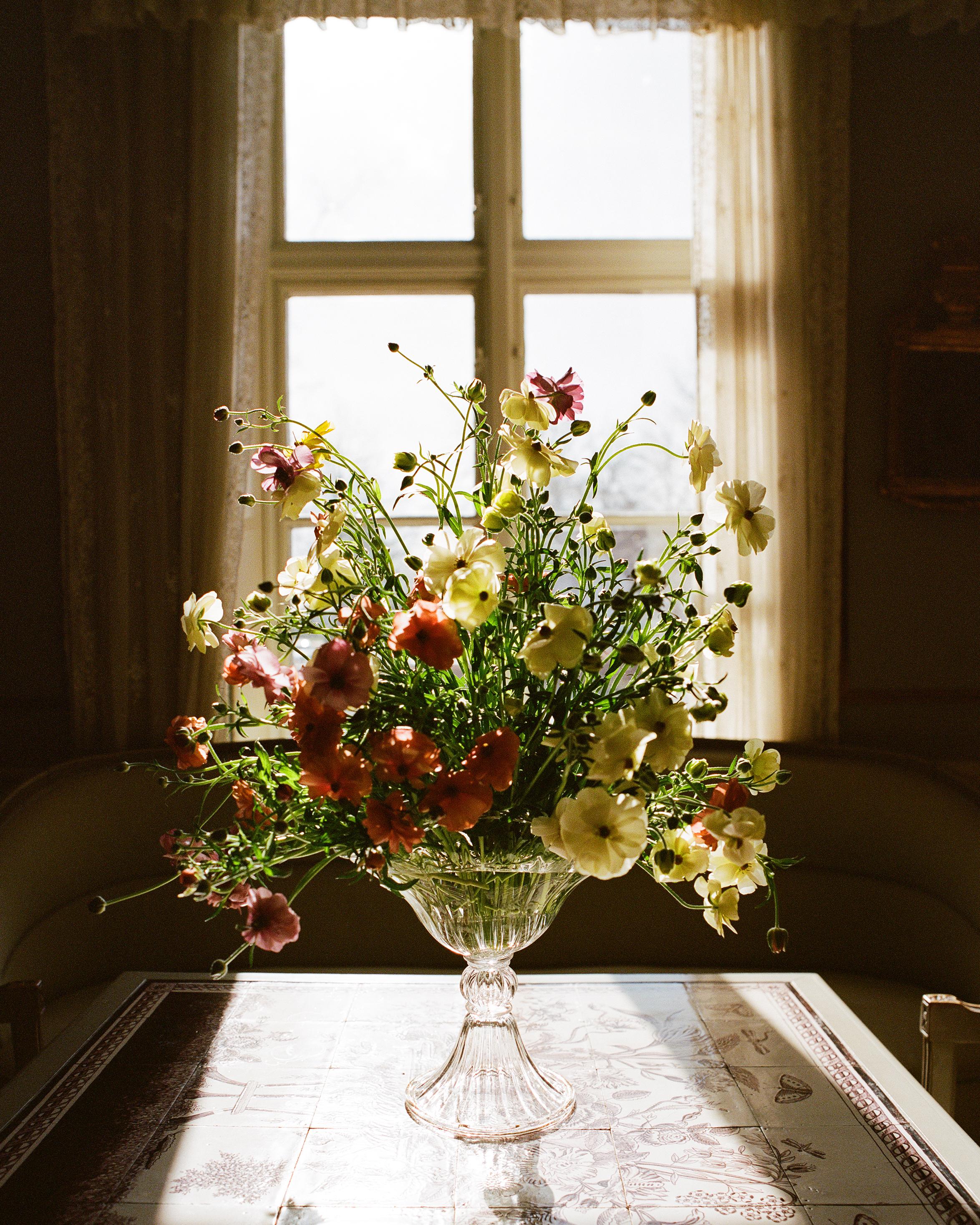 Mouth blown and handmade Venetian Glassware
Made in Murano

Echoing the familial ties between Karen Blixen and Akua Objects, the Blixen vase embodies her poetic essence and adventurous spirit, resonating deeply with our shared heritage. A testament