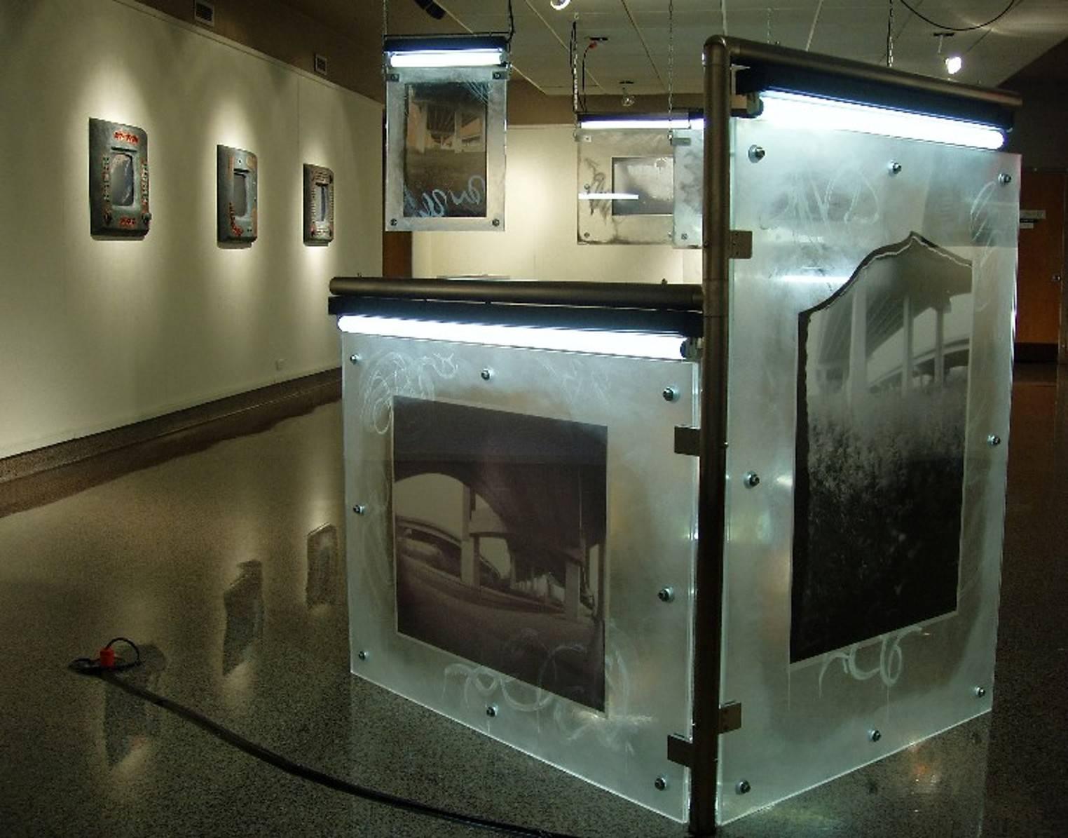 Gran Escultura de Arte Industrial Urbano con Foto Transparencia y Lucite 