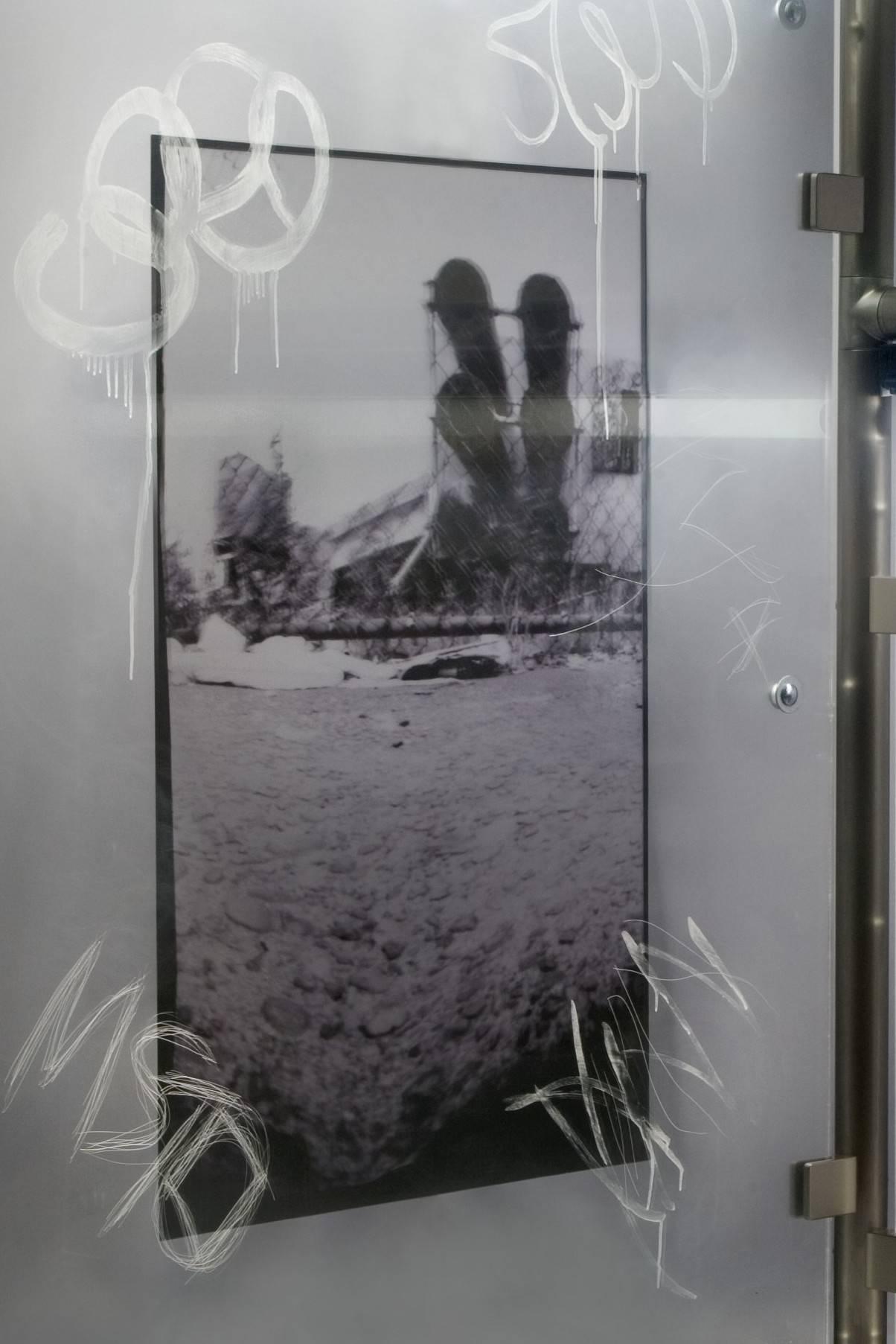 Große urbane Kunstskulptur mit Fototransparenz und Lucite „Diptychon 2“ im Zustand „Gut“ im Angebot in Chesterfield, NJ