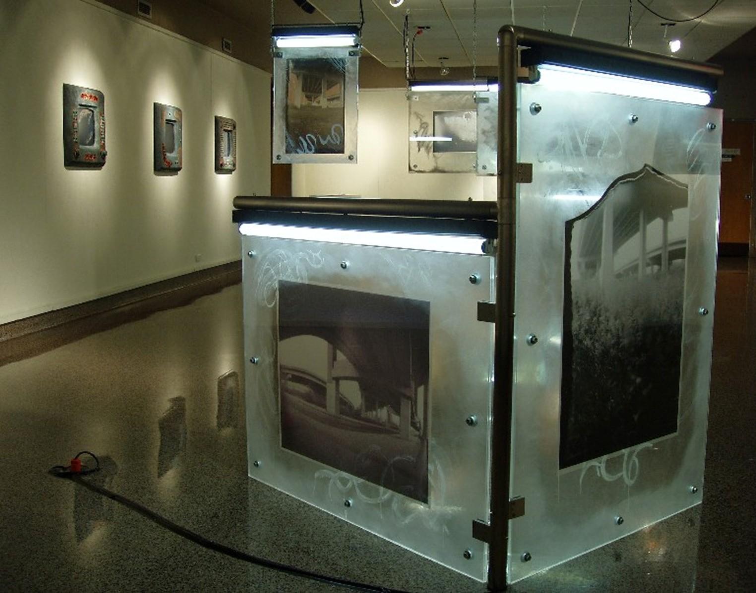 XXIe siècle et contemporain  Transparence des photos et Lucite « I-95 » en forme de trou de serrure, Urban Art en vente