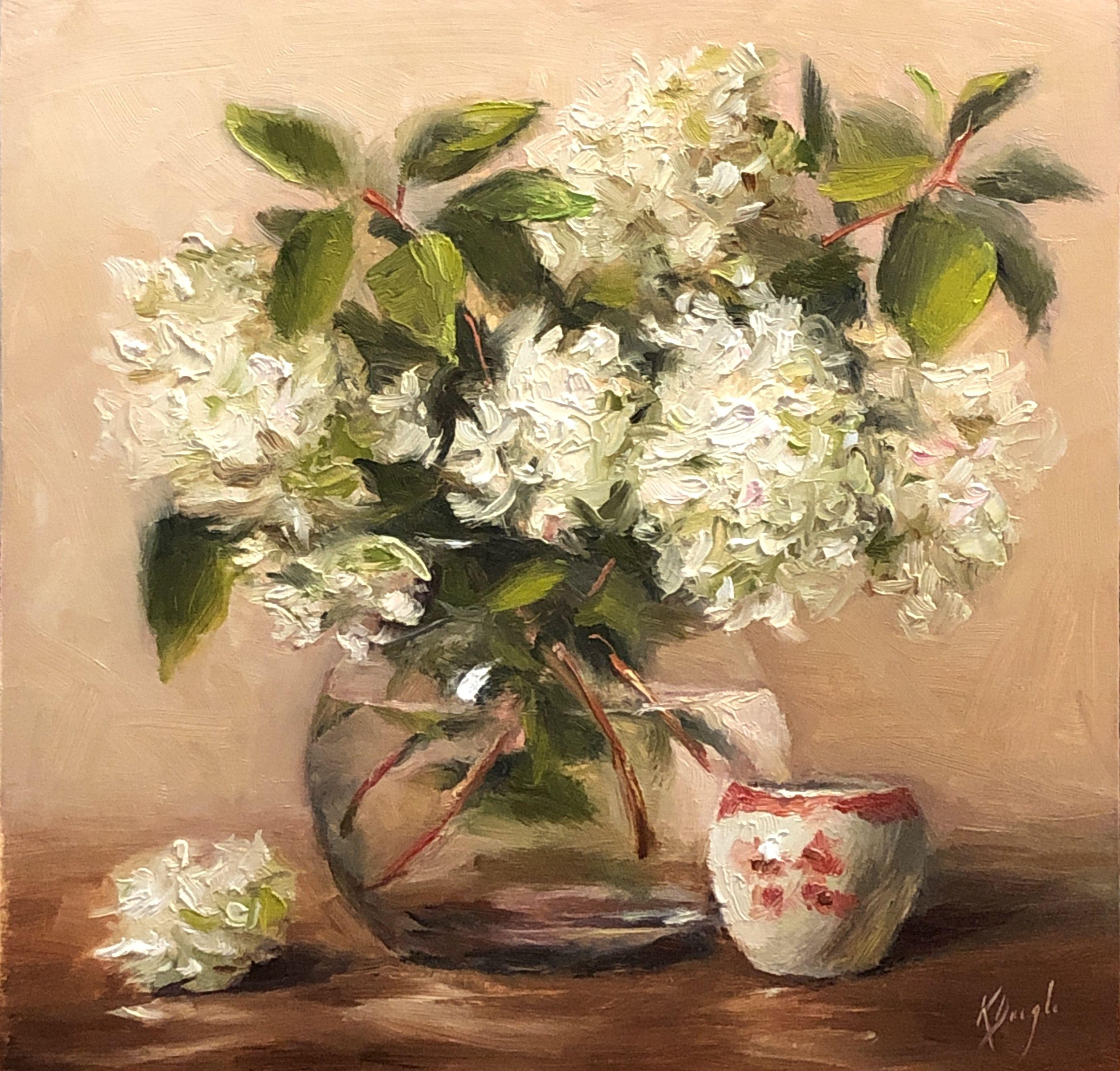 Hortensias en verre avec poterie, peinture, huile sur panneau de bois - Painting de Karen Daigle
