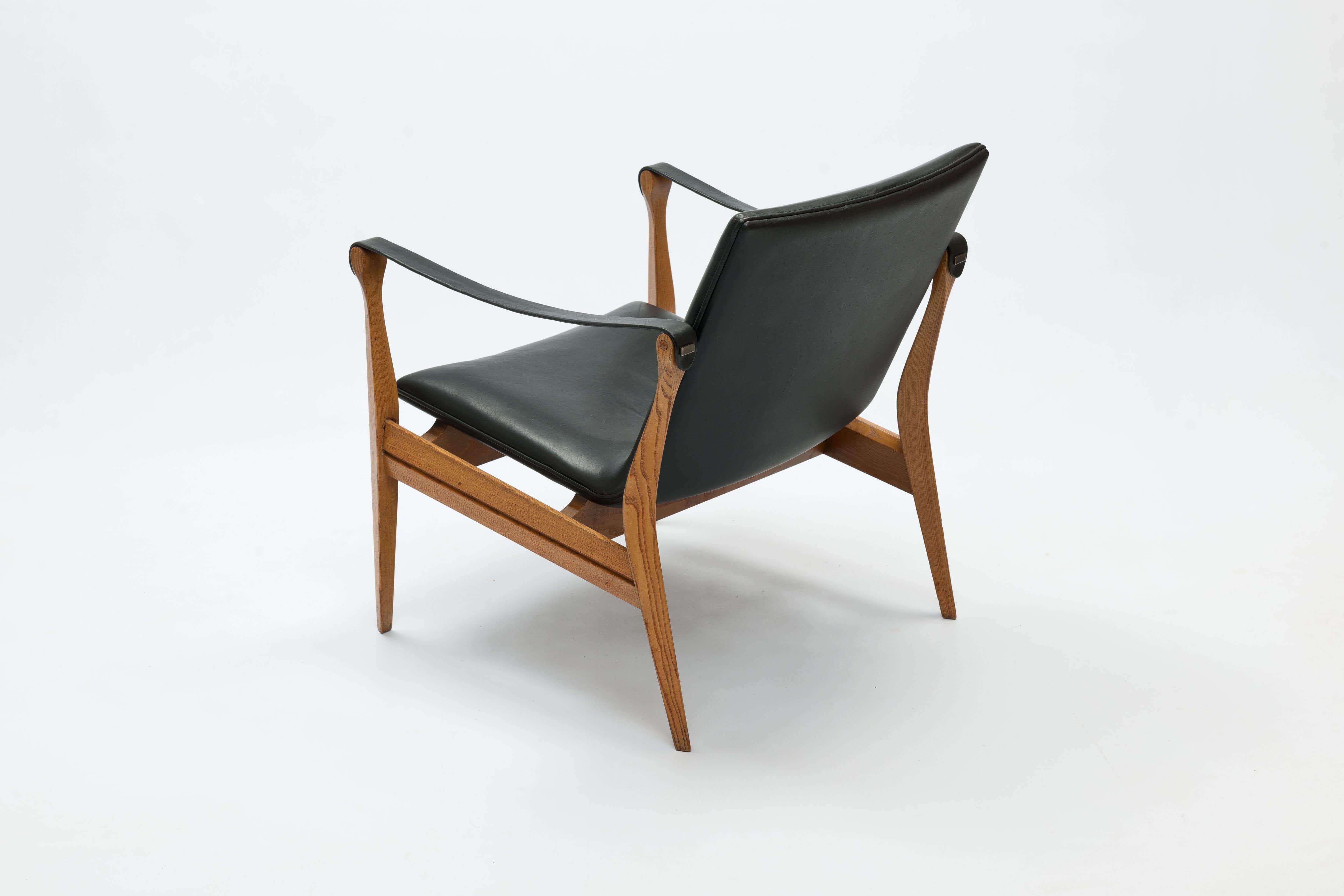 Easy chair model 4305 was designed in 1959 by Danish designers Karen and Ebbe Clemmensen and is executed in beautiful carpentry-works by Fritz Hansen.

Solid ash frame with sharp lines and all new black leather upholstery and sloping safari chair