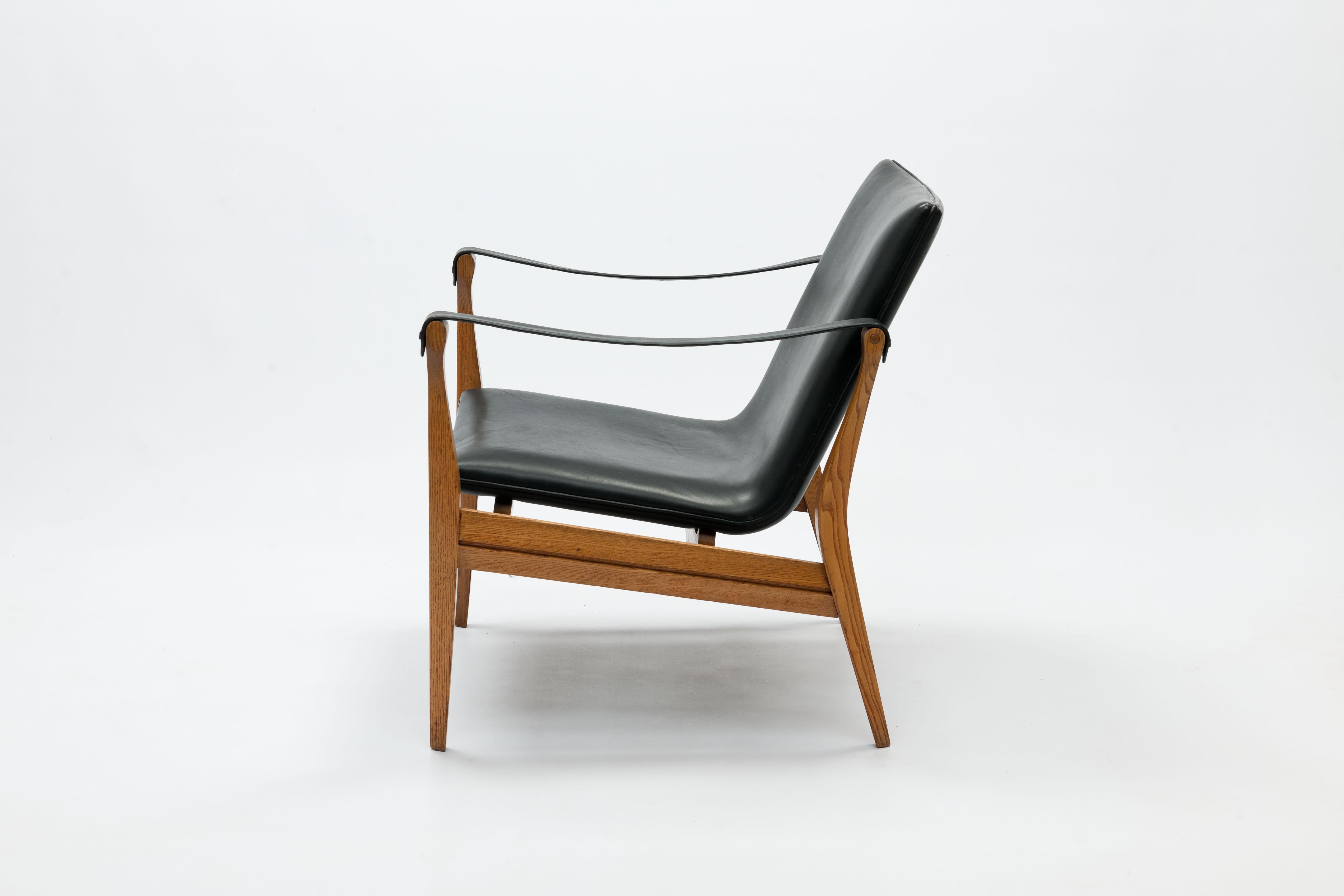 Scandinavian Modern Karen & Ebbe Clemmensen Safari Chair Model 4305 by Fritz Hansen, Pair Available