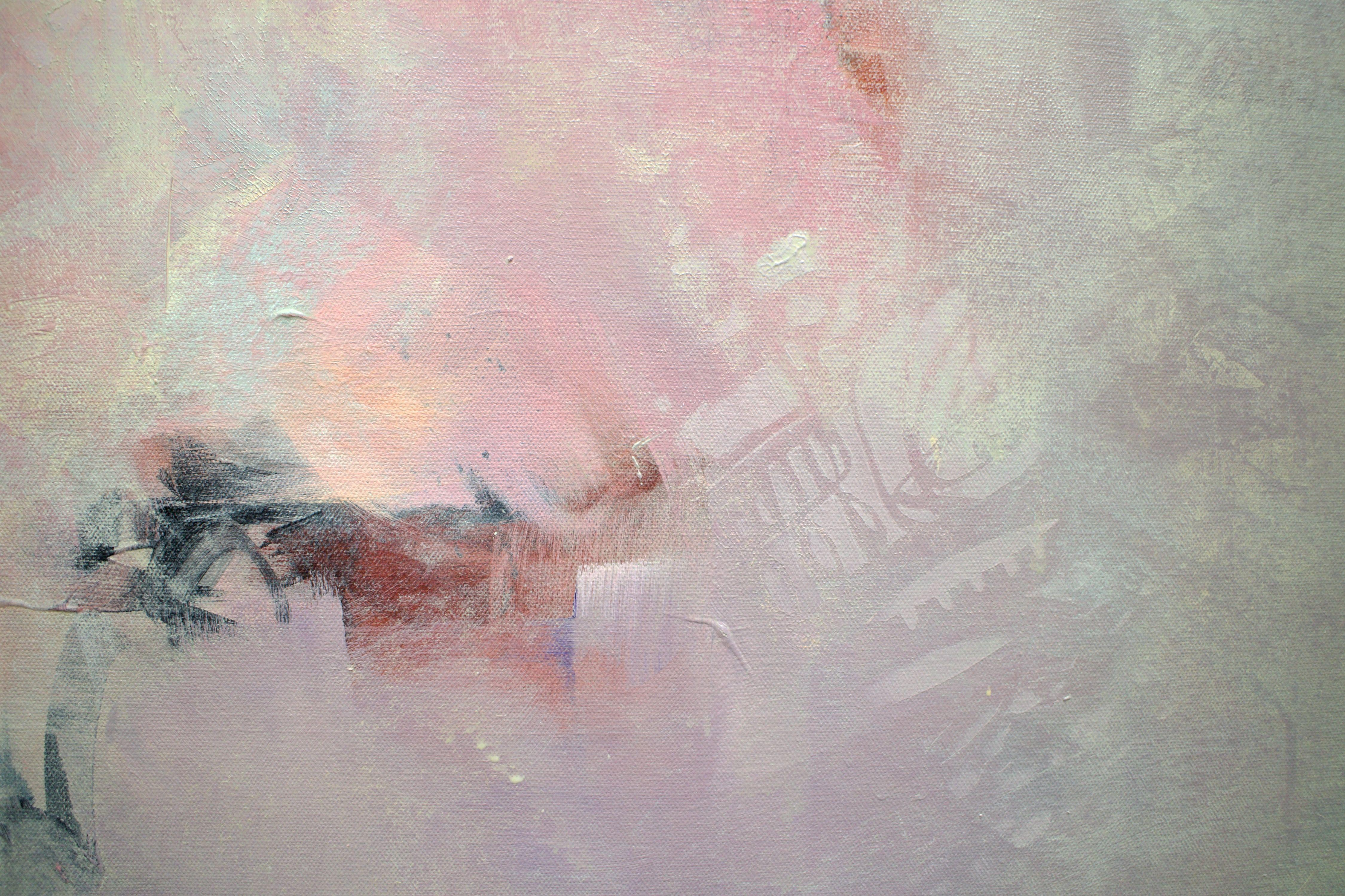 Compuesta por una serie de pinceladas, marcas y texturas que crean un efecto complejo y estratificado, esta imagen muestra una pintura abstracta con una paleta de colores suaves y apagados. También hay salpicaduras esporádicas de color que sugieren