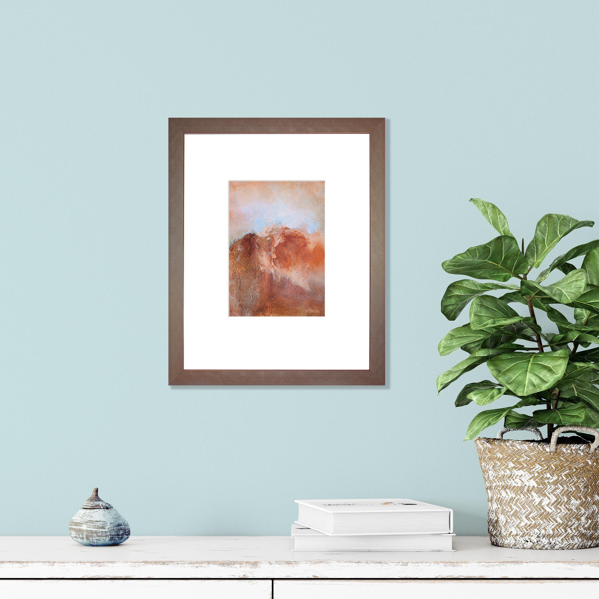 Satte Erdtöne und viel Textur bestimmen diese kleine abstrahierte Berglandschaft. Das Gemälde ist ein Originalwerk, das in Acryl auf Aquarellpapier erstellt wurde. Es wird gerahmt mit einem weißen Passepartout angeboten und ist von einem modernen,