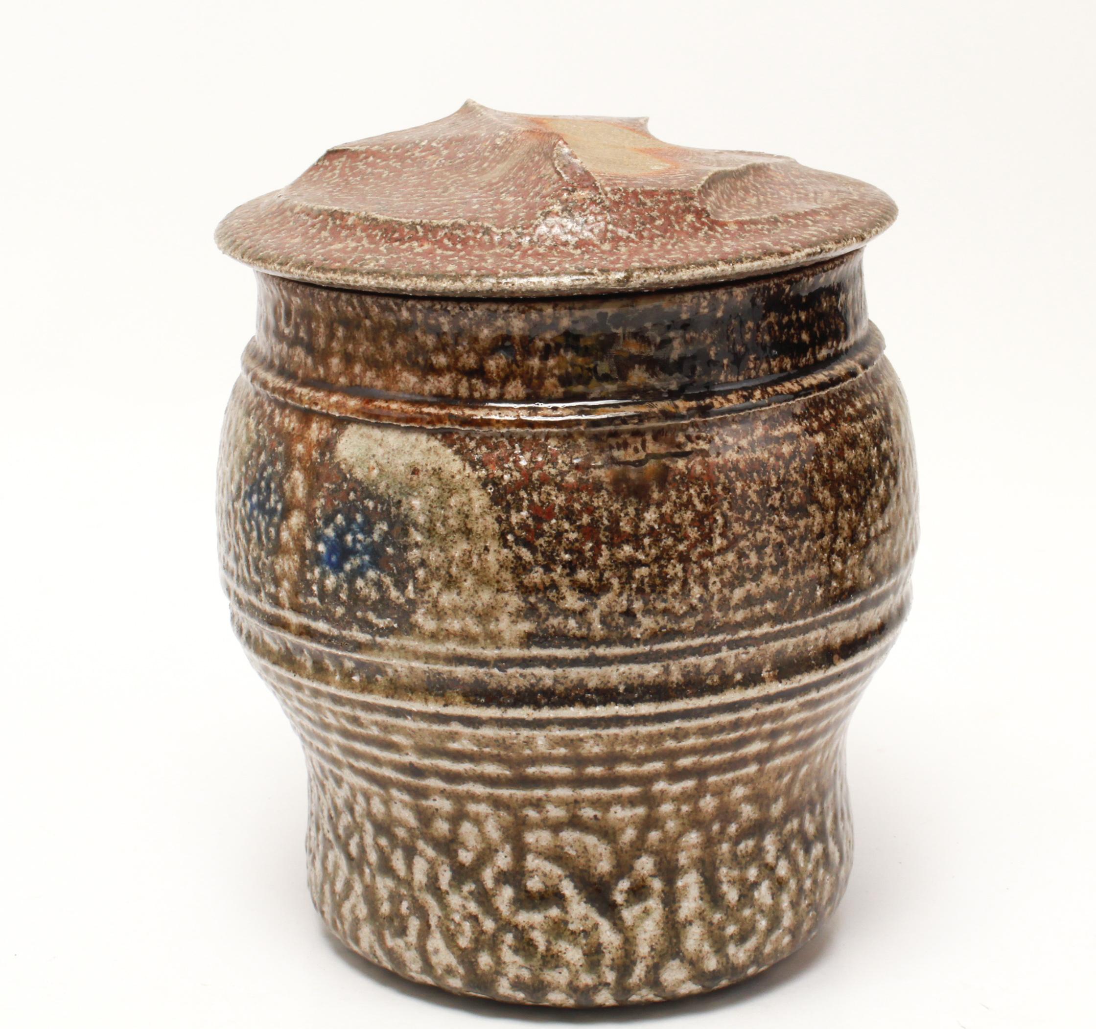 Karen Karnes zugeschrieben Mitte des Jahrhunderts moderne Steingut Kunst Töpferei bedeckt Jar (Moderne der Mitte des Jahrhunderts) im Angebot