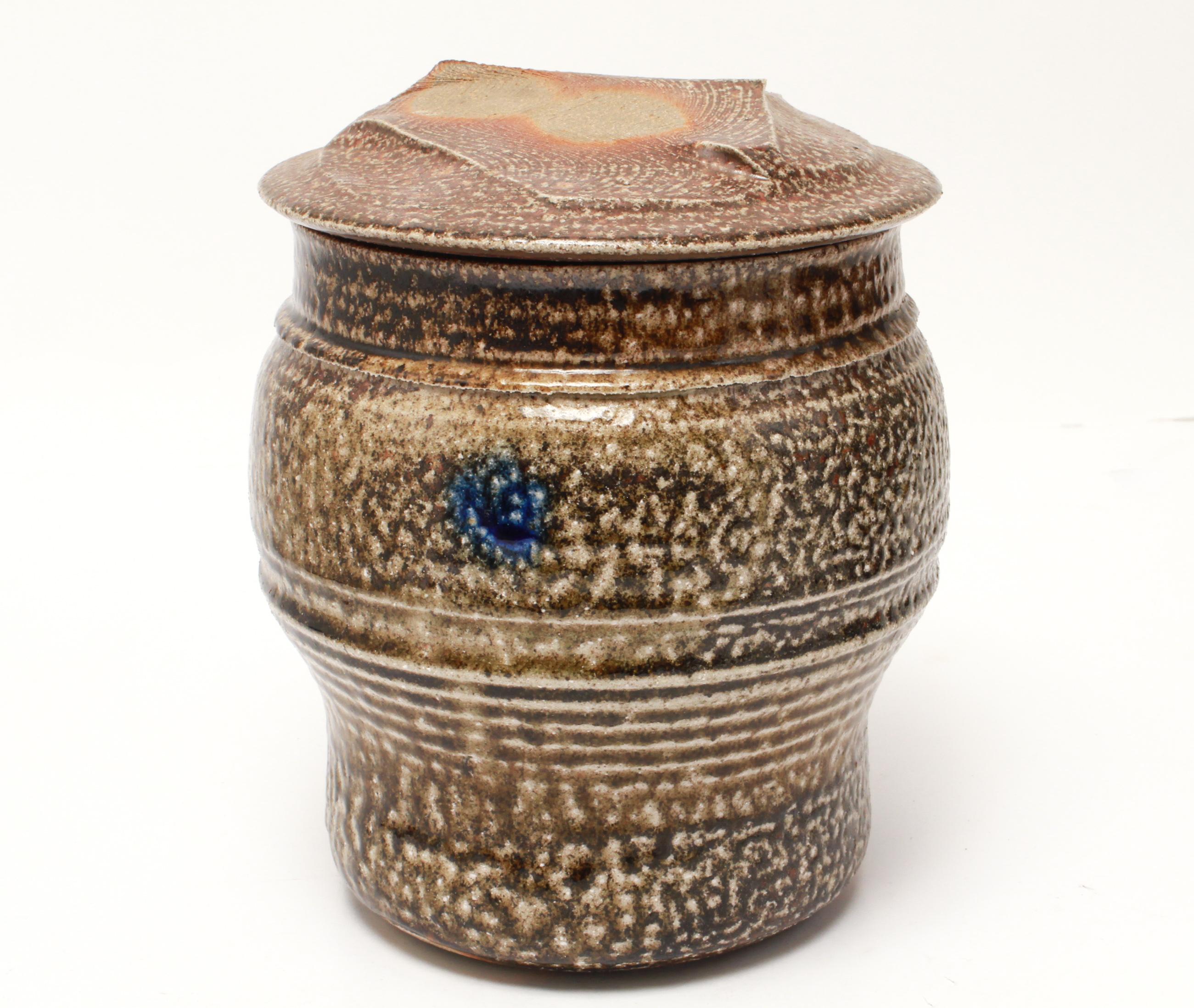 Karen Karnes zugeschrieben Mitte des Jahrhunderts moderne Steingut Kunst Töpferei bedeckt Jar (amerikanisch) im Angebot