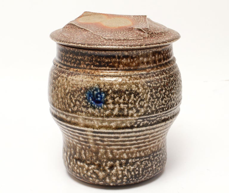 Karen Karnes Attributed Mid-Century Modern Stoneware Art Pottery Covered Jar In Good Condition For Sale In New York, NY