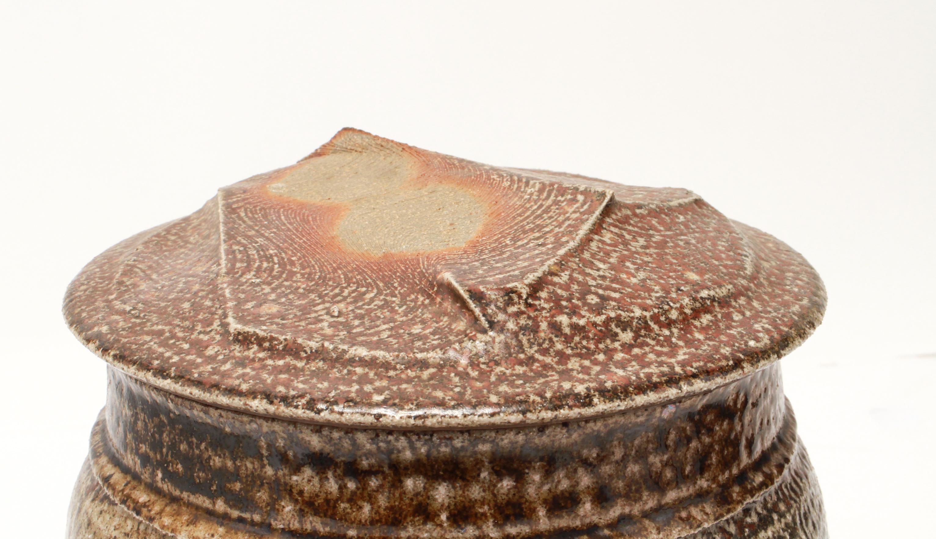 Karen Karnes zugeschrieben Mitte des Jahrhunderts moderne Steingut Kunst Töpferei bedeckt Jar im Zustand „Gut“ im Angebot in New York, NY