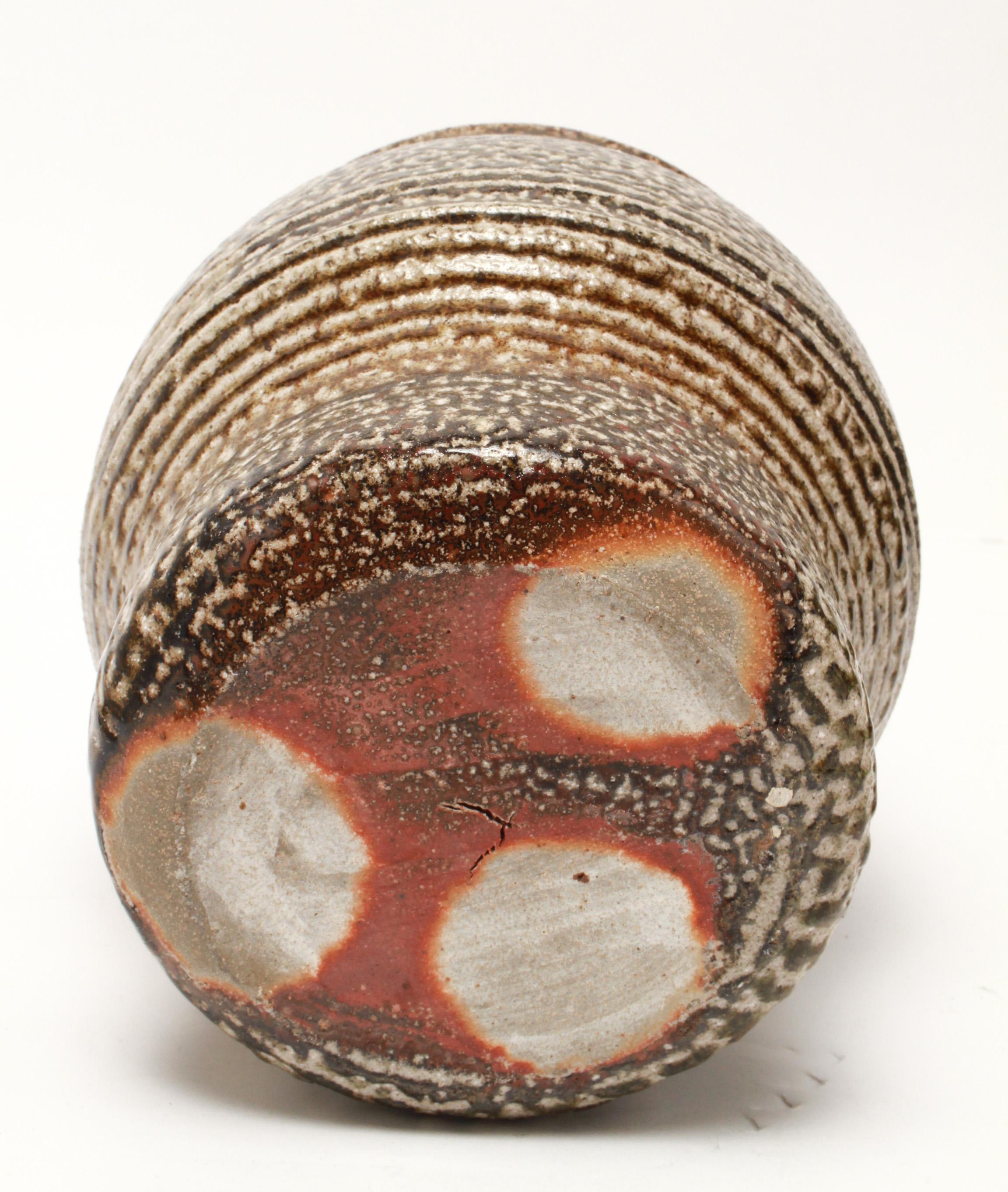 Karen Karnes zugeschrieben Mitte des Jahrhunderts moderne Steingut Kunst Töpferei bedeckt Jar (20. Jahrhundert) im Angebot