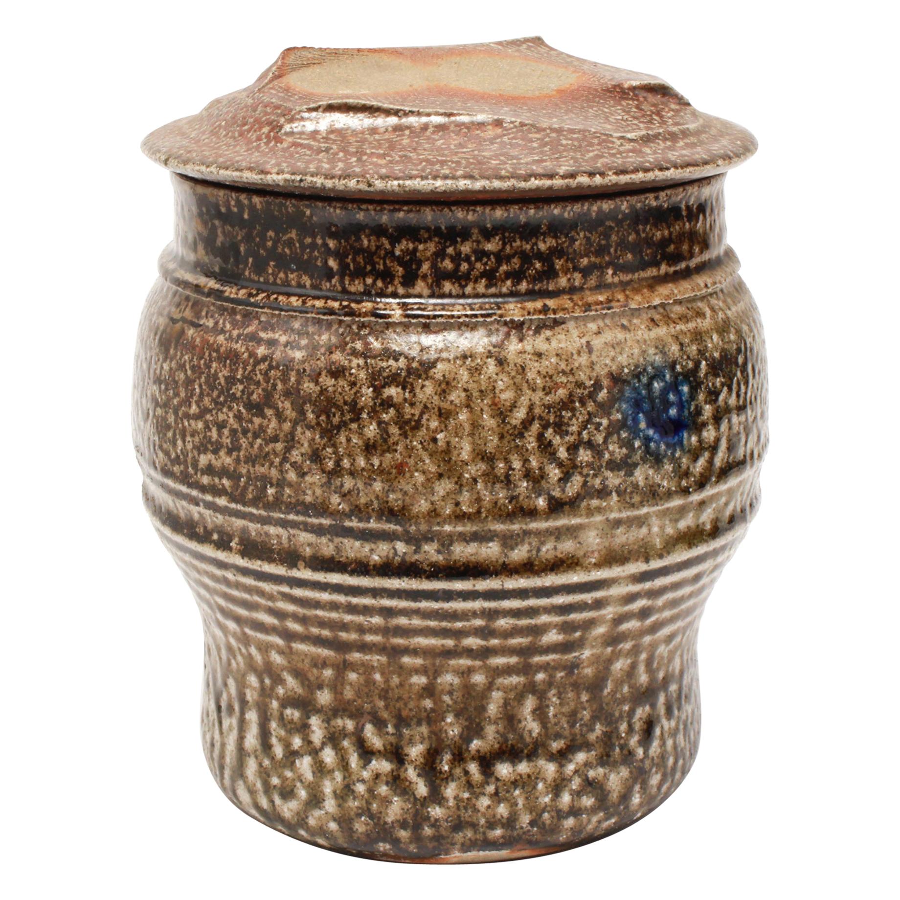 Karen Karnes zugeschrieben Mitte des Jahrhunderts moderne Steingut Kunst Töpferei bedeckt Jar im Angebot