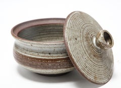 Plat couvert en grès de Karen Karnes Mid-Century Modern Stoneware Art Pottery