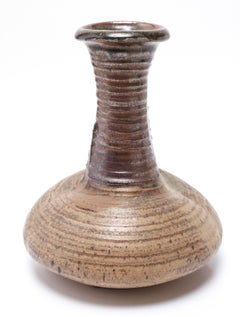 Karen Karnes, vaso grande in ceramica d'arte di metà secolo, è un'artista moderna.