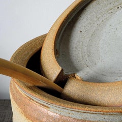 Suppenterrine mit Holzlöffel