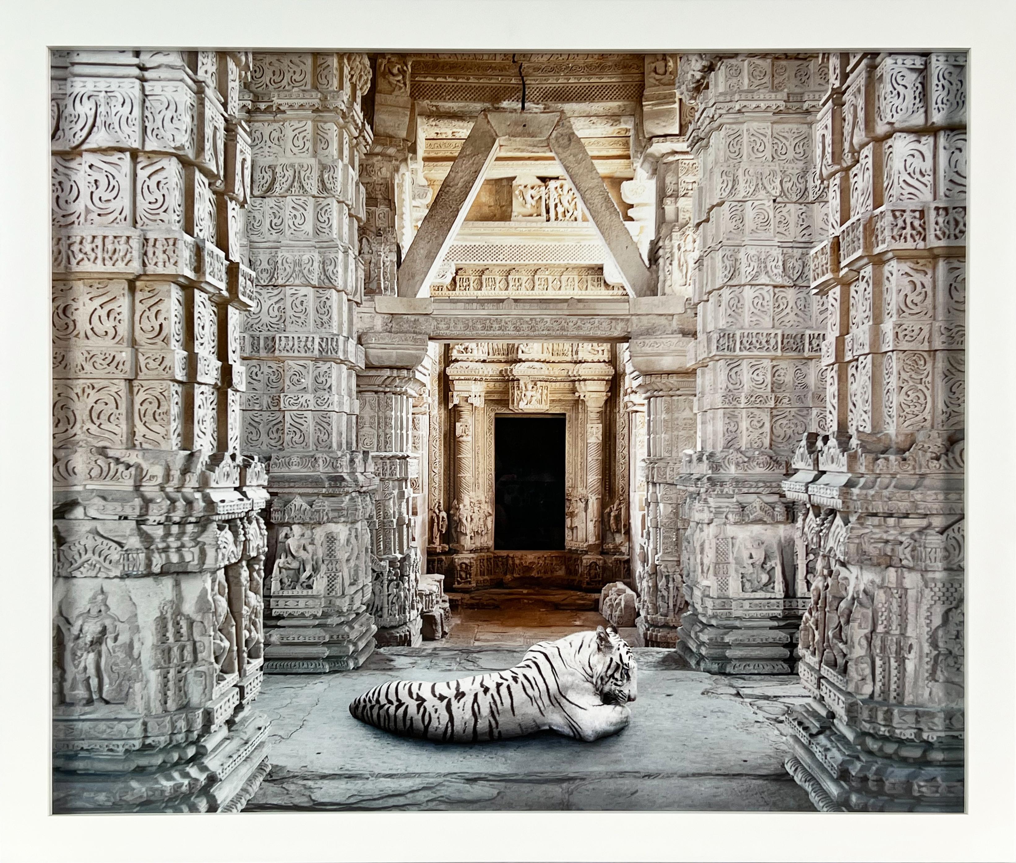 Convertirse en Arihanta, Templo Sahastrabahu, Gwailor - Photograph de Karen Knorr