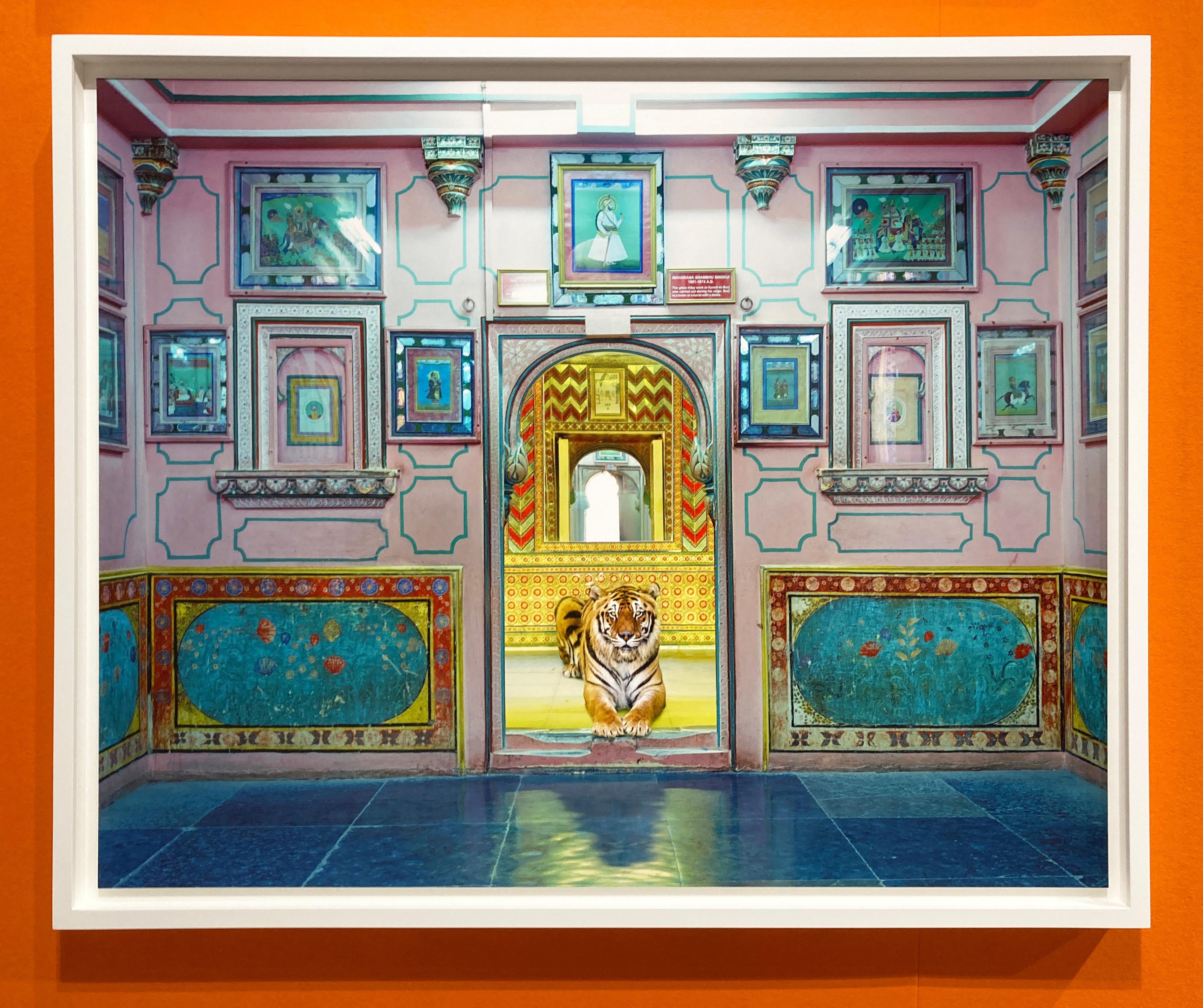 Interloper, Sheesh Mahal, palais de la ville d'Udaipur, 2019 - Print de Karen Knorr